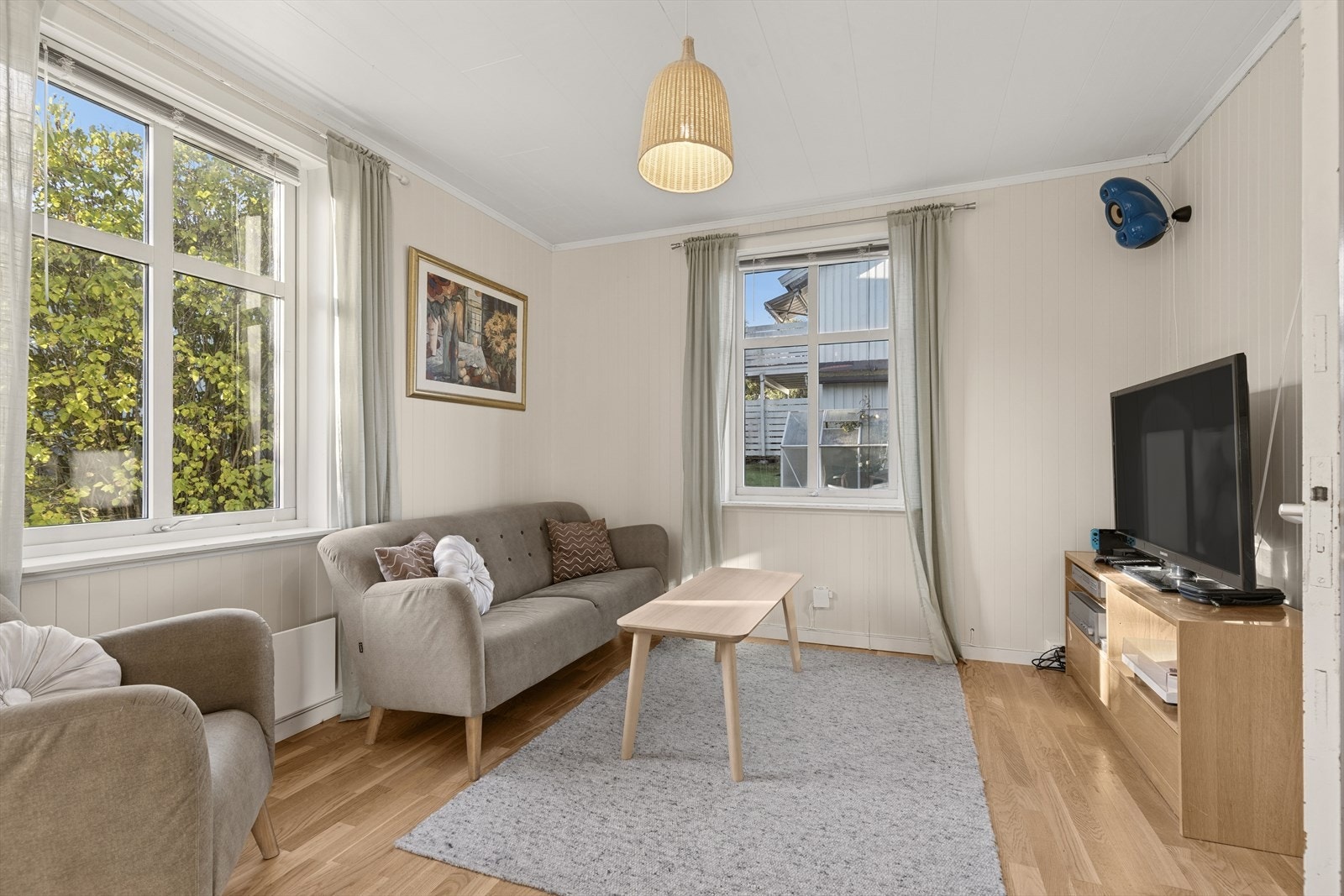 Lys og romslig stue med naturlige soner for møblering. God plass til både salong og spisebord. Galleribilde