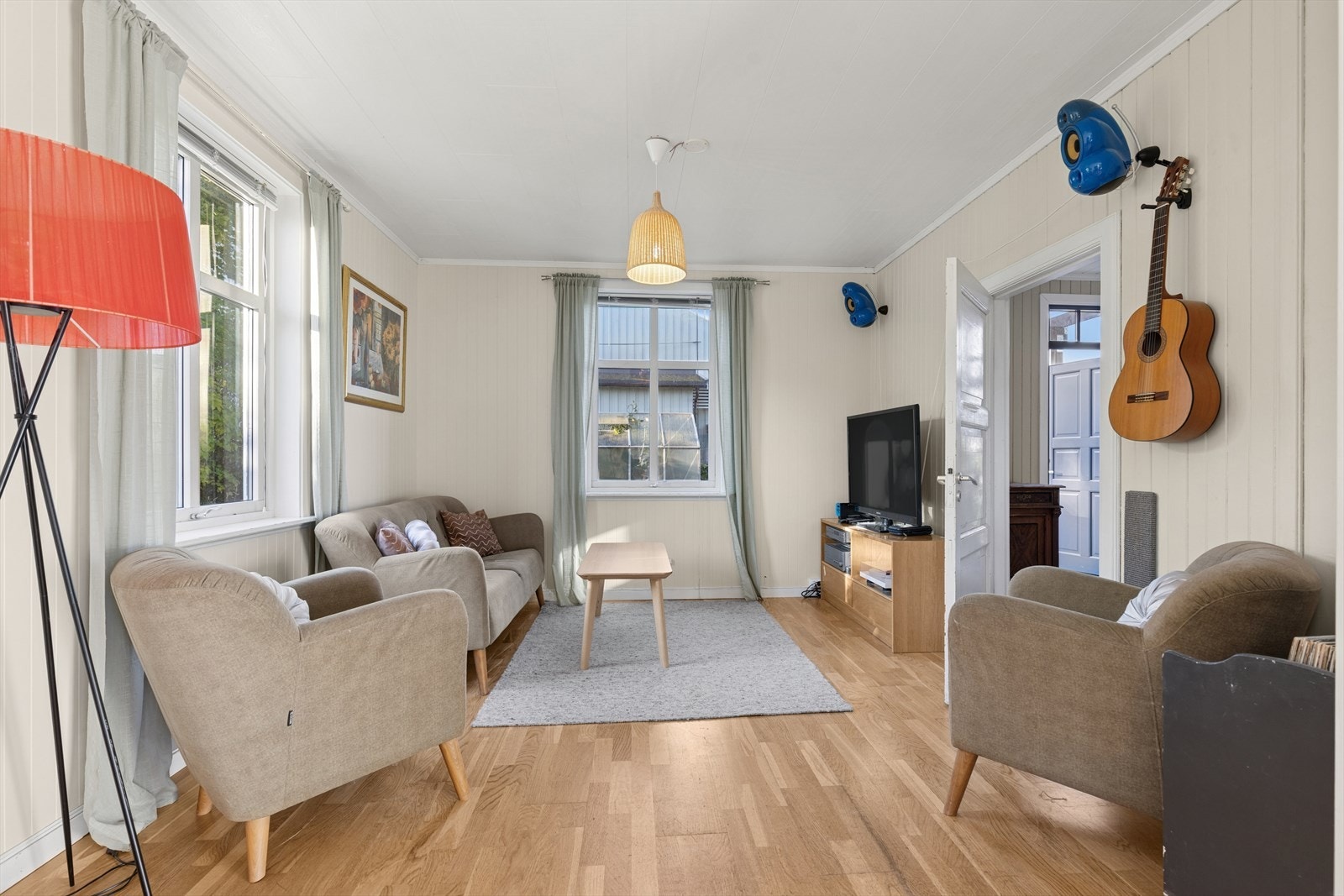 Store vindusflater i tre himmelretninger gir rikelig med dagslys og en luftig atmosfære. Galleribilde