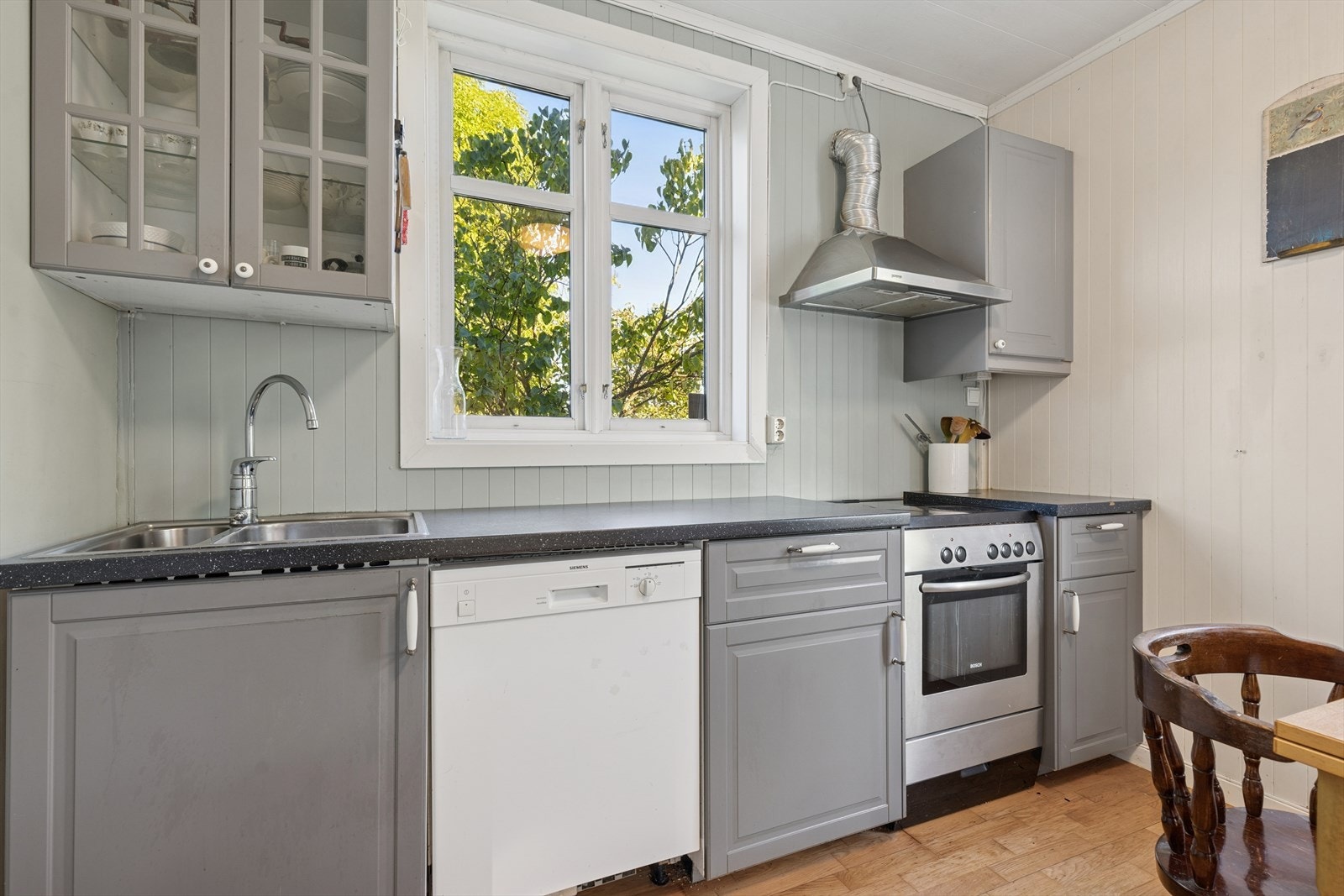 Malte, profilerte fronter gir kjøkkenet et klassisk uttrykk - her ligger alt til rette for å skape et koselig miljø. Galleribilde