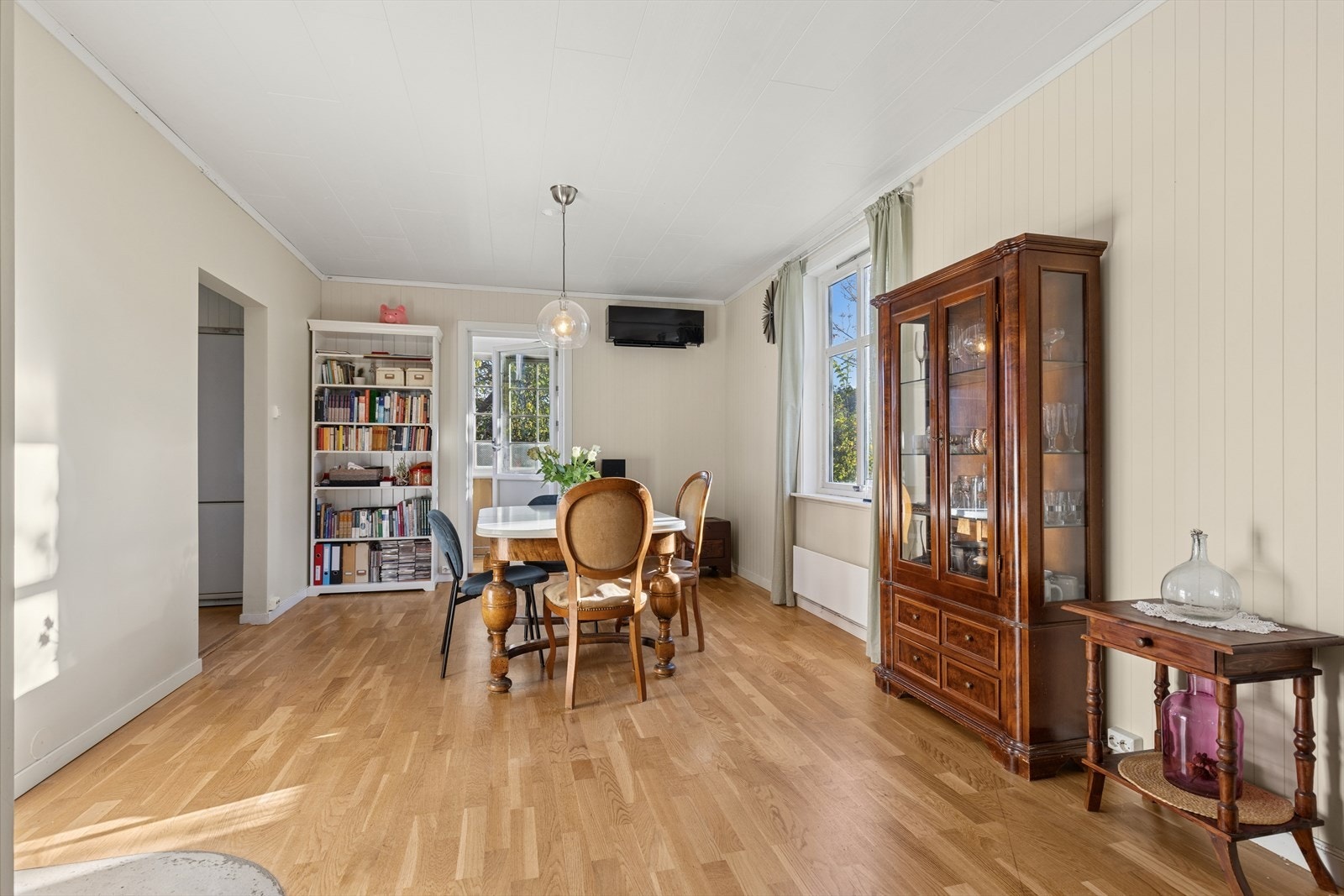 Varmepumpe fra 2023 gir behagelig inneklima året rundt. Pipeløp finnes, men er ikke i bruk. Galleribilde