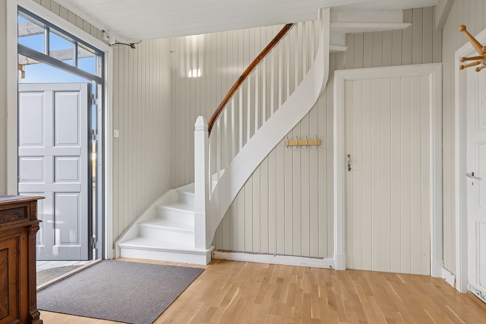 Velkommen inn! Inngangspartiet er vakkert smykket med en original tretrapp som bærer husets historie med verdighet. Galleribilde