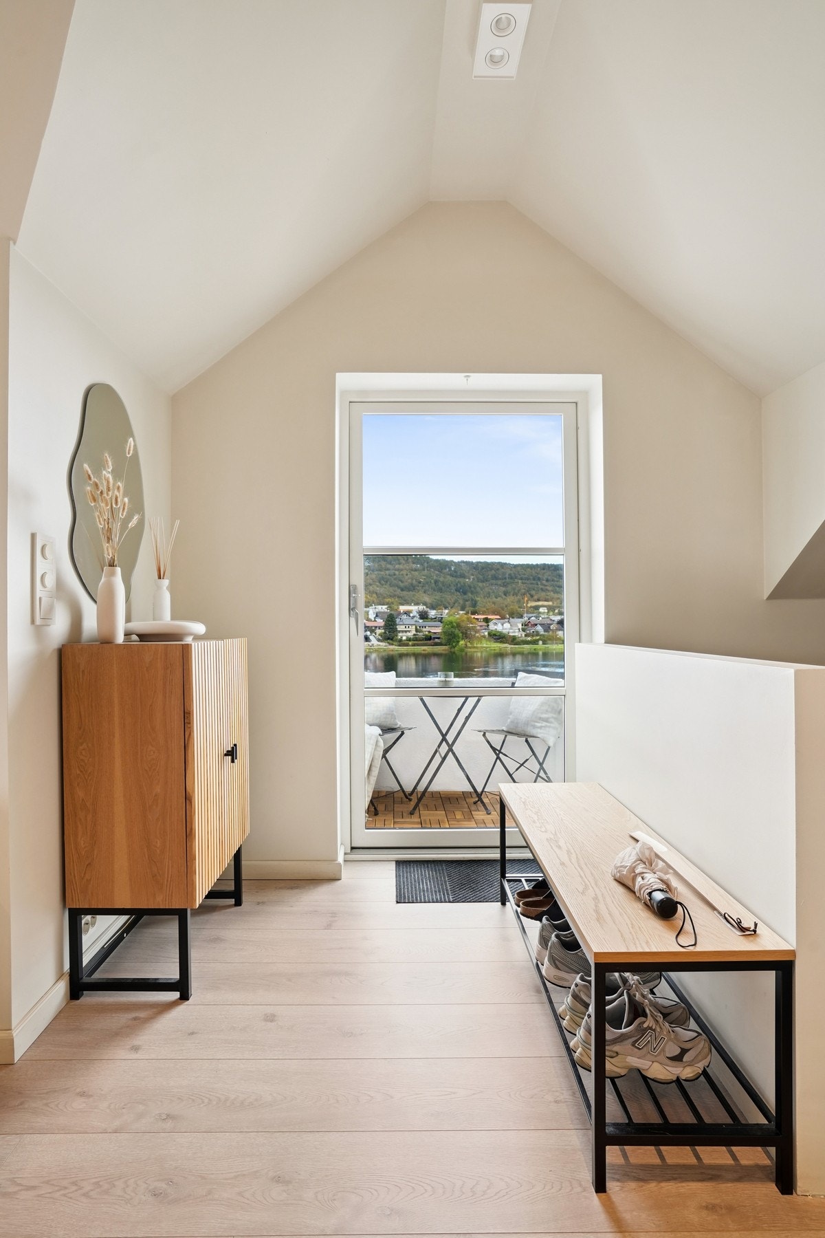 Utgang til balkong med flott utsikt og gode solforhold. Galleribilde