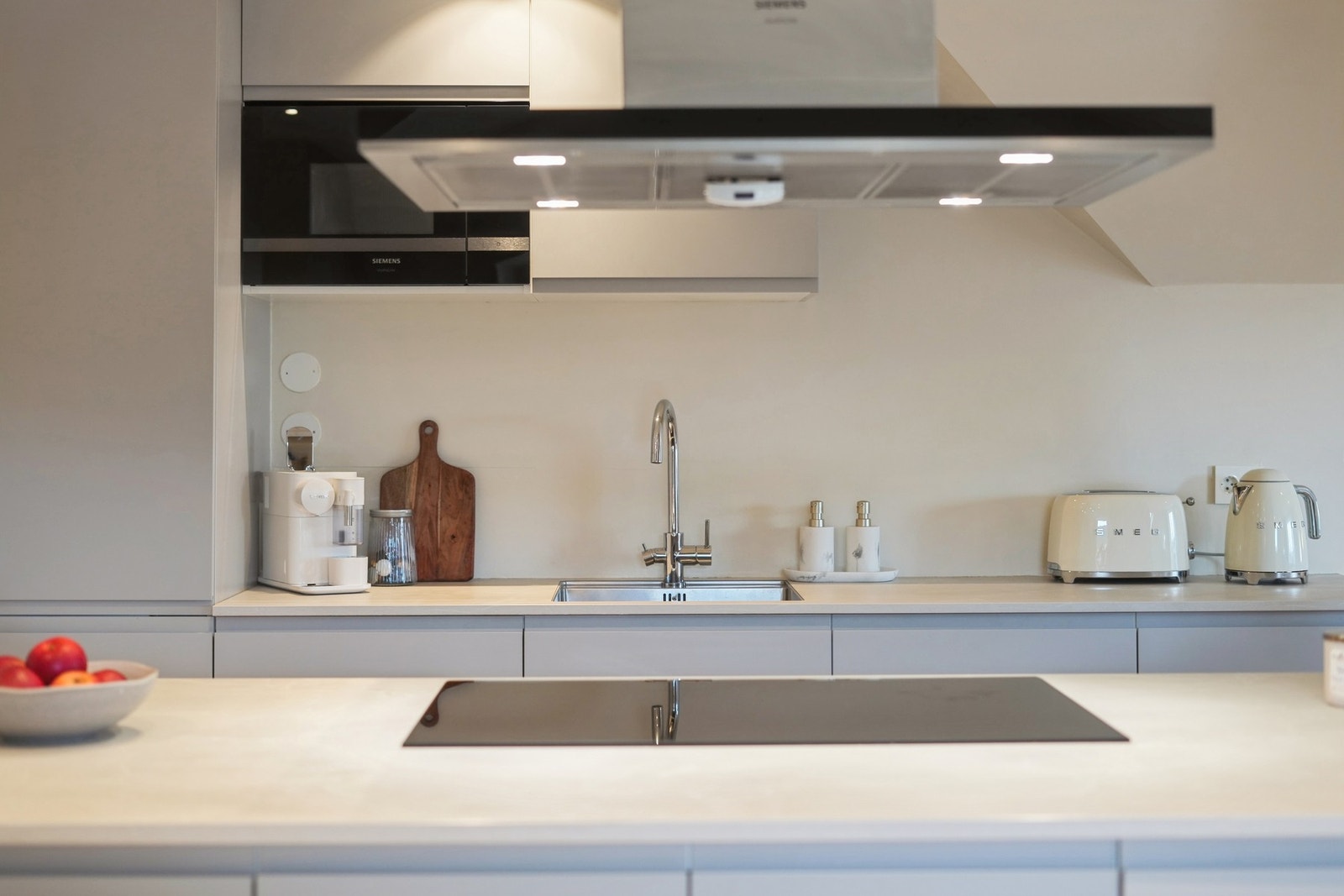 Vegghengt ventilator med komfyrvakt. Galleribilde