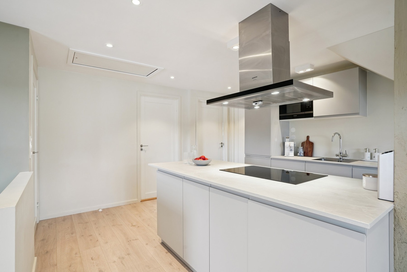 Videre er det adkomst til badet på venstre side, og deretter følger tre soverom på rekke. Galleribilde