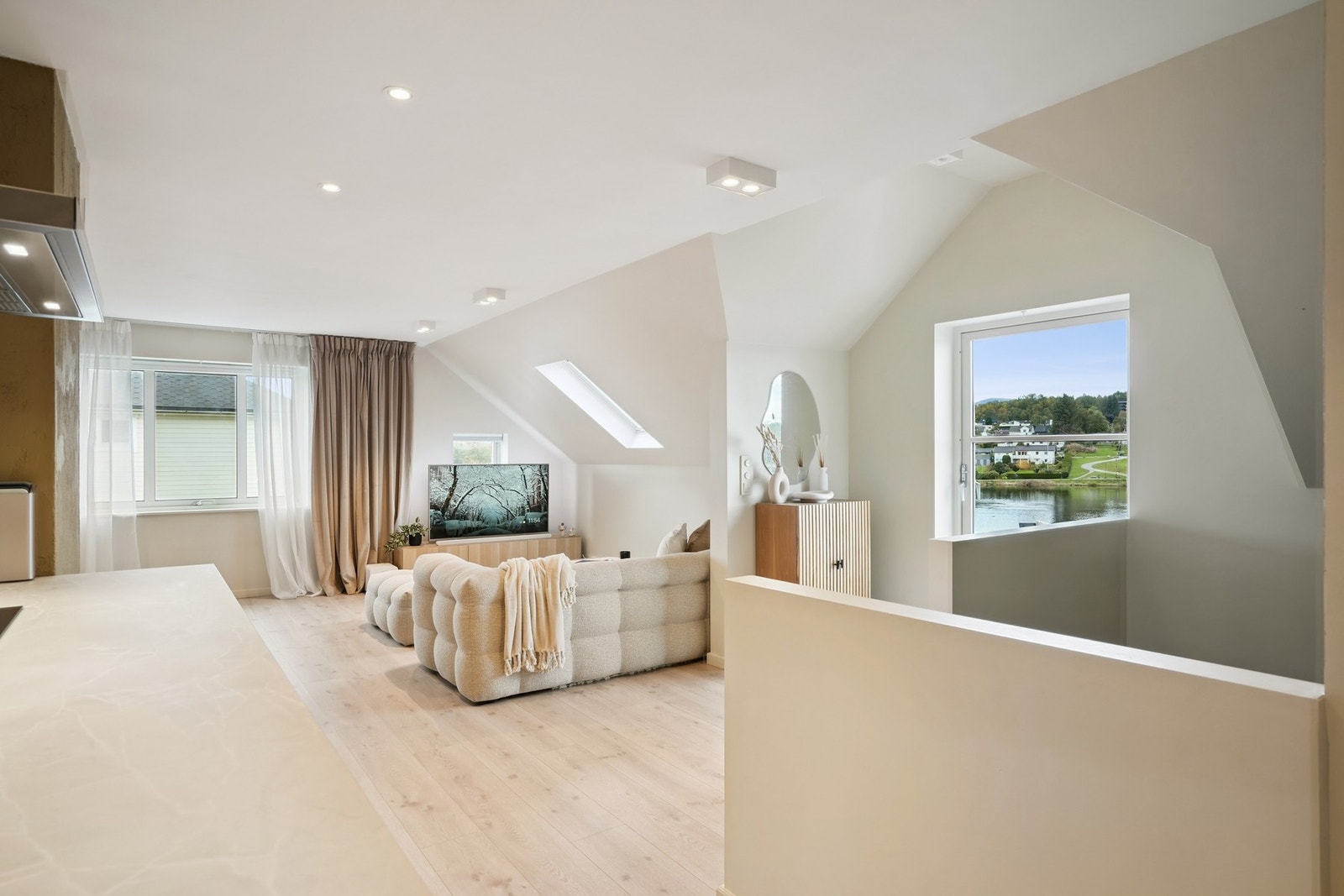 Stue / utgang til balkong / trappeoppgang. Husk å ha finansieringen på plass før visning. Galleribilde