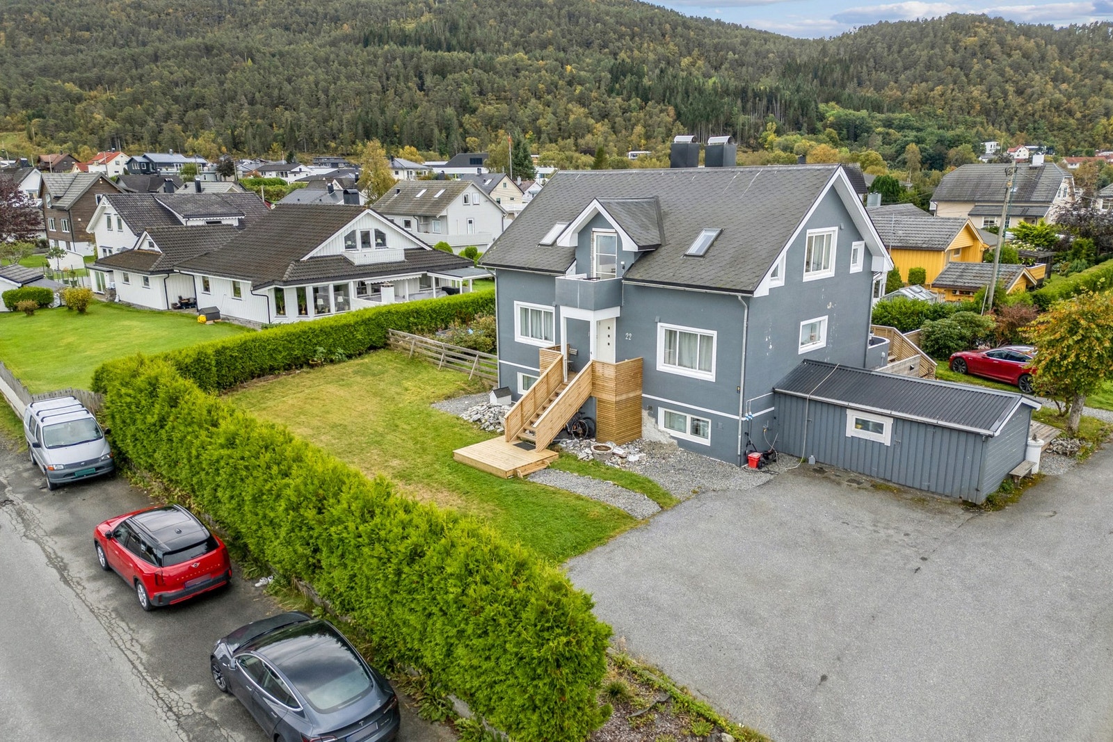 Fasade. Tomten tilbyr rikelig med parkeringsmuligheter. Galleribilde