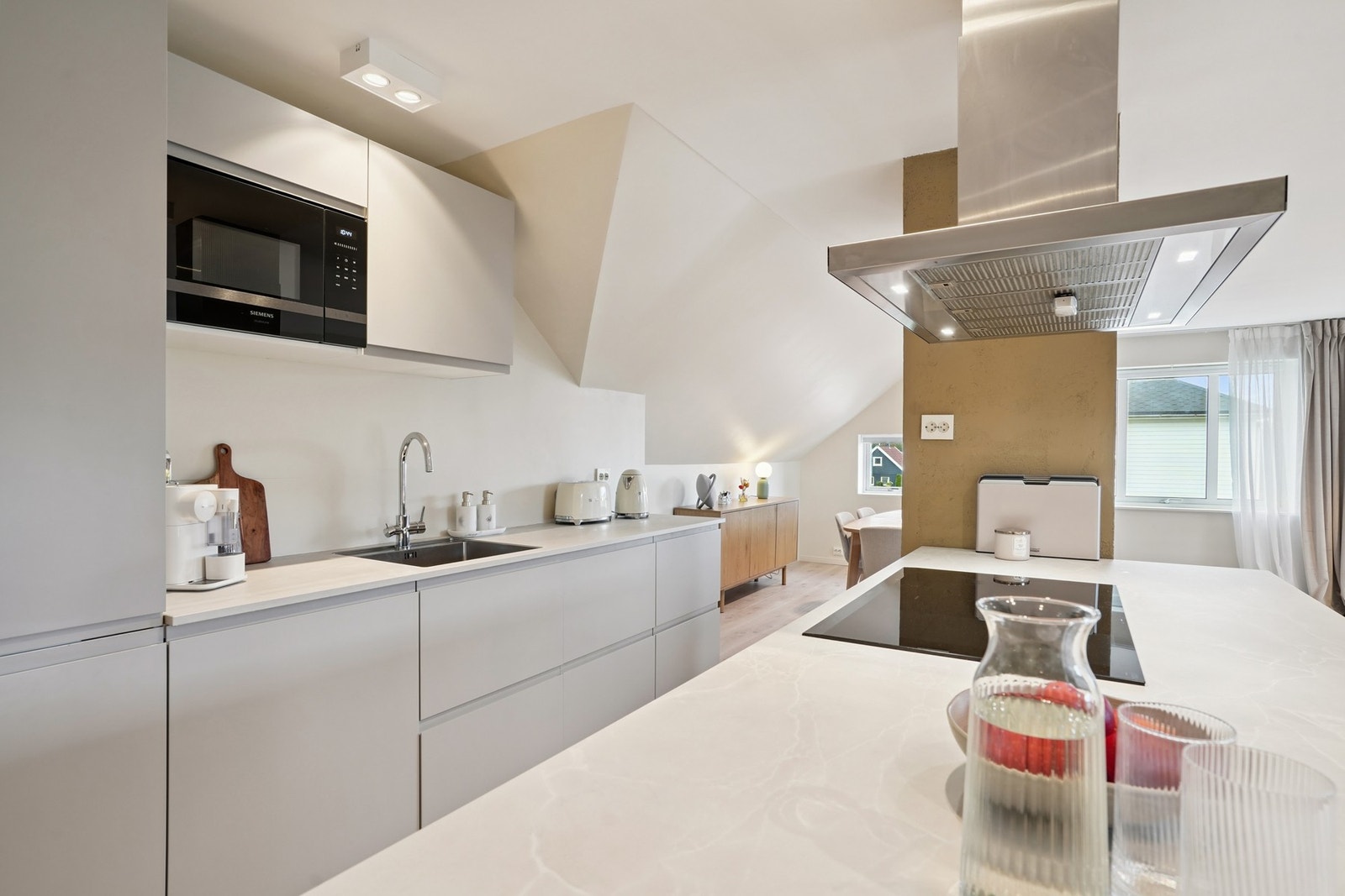 Kjøkkenet har god skap- og benkeplass. Galleribilde