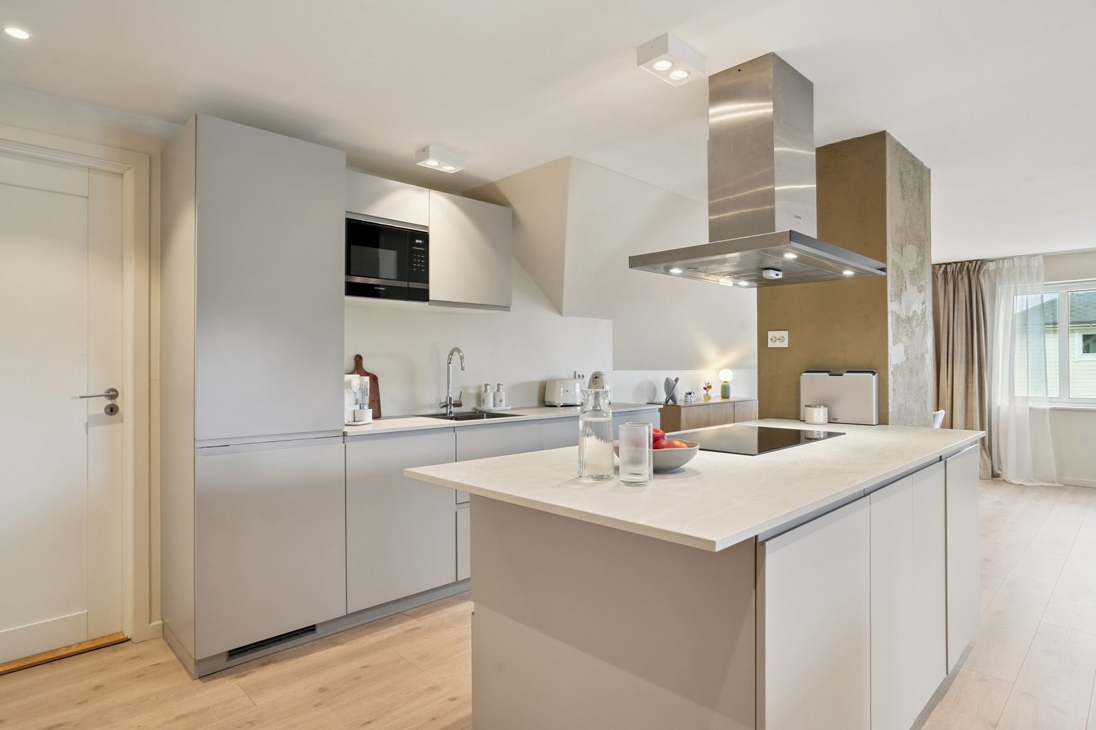 Flott kjøkken fra Kvik med integrert stekeovn, platetopp, oppvaskmaskin og kjøleskap med fryser. Galleribilde