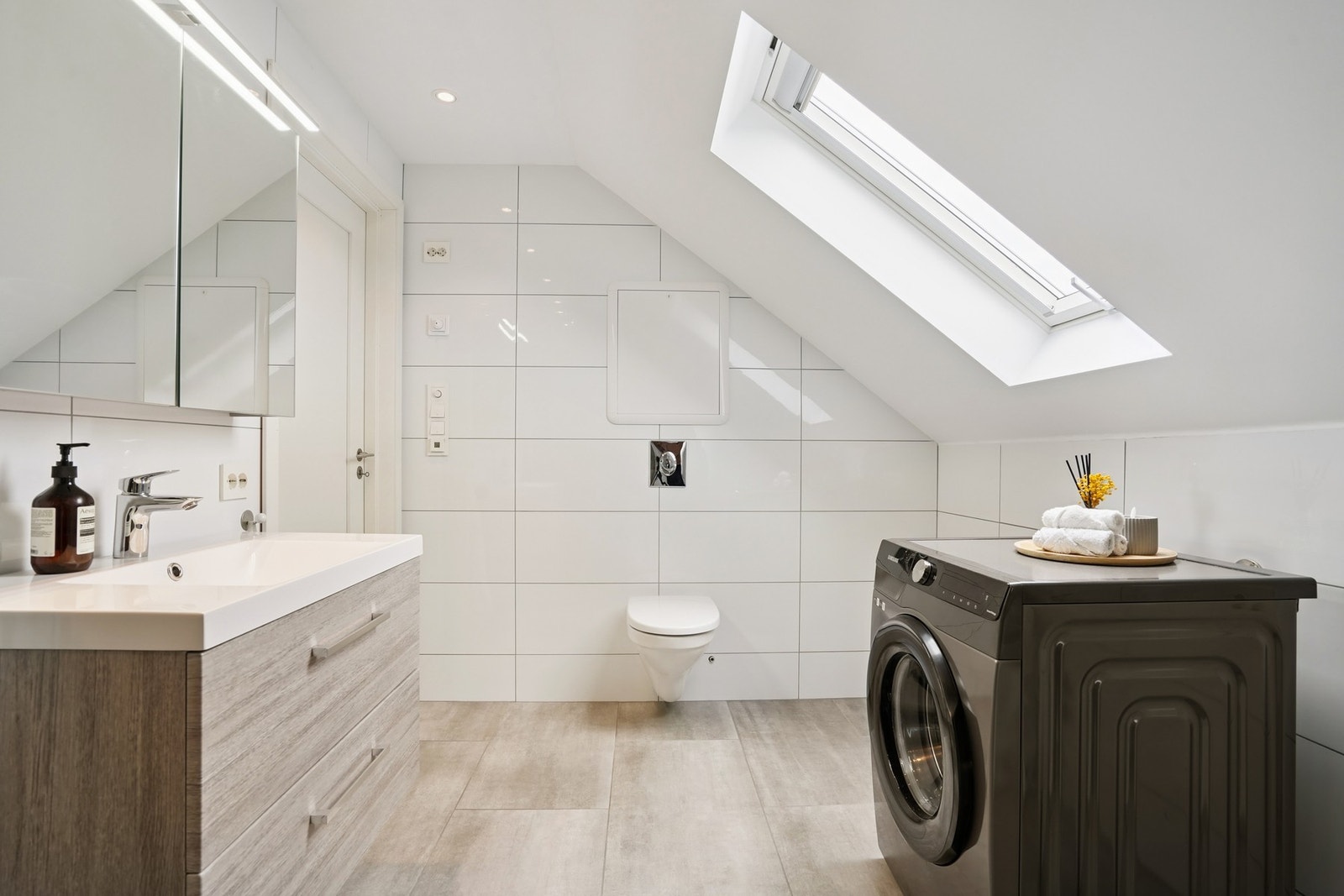 Badet har gulvvarme og opplegg for vaskemaskin og tørketrommel. Galleribilde