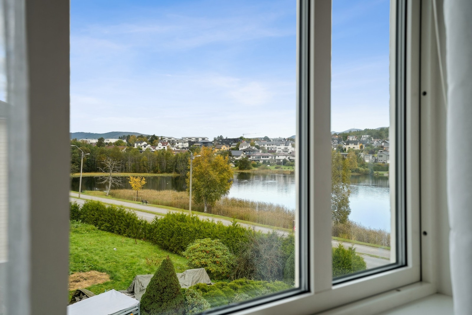 Utsikt fra stuevinduet. Galleribilde