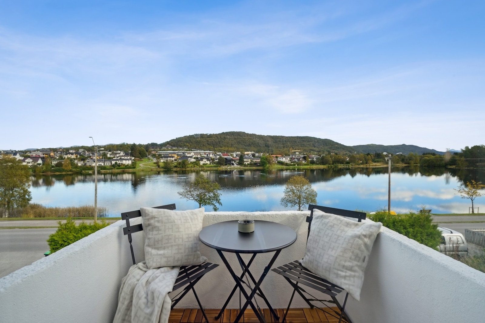 Boligen har en flott beliggenhet ved Lillevatnet, og utsikten kan nytes fra balkongen, som også har gode solforhold. Galleribilde