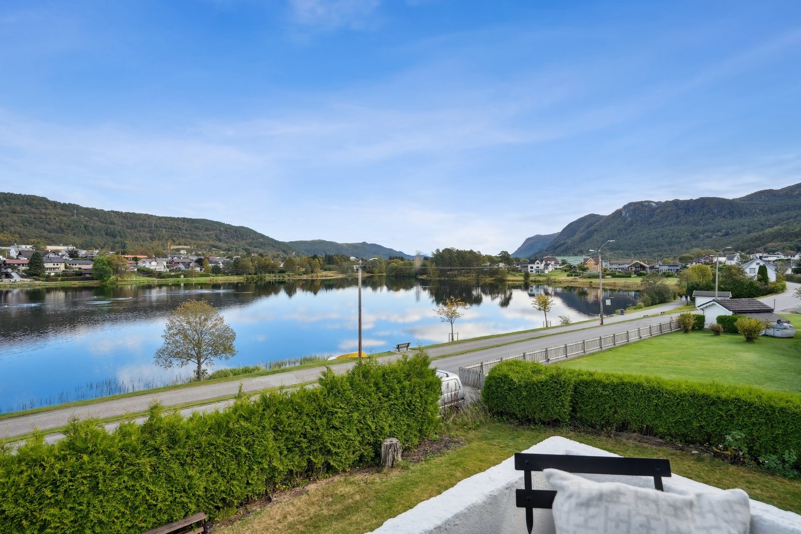 Flott utsikt fra balkongen. Boligen ligger i et attraktivt og rolig nabolag. Galleribilde