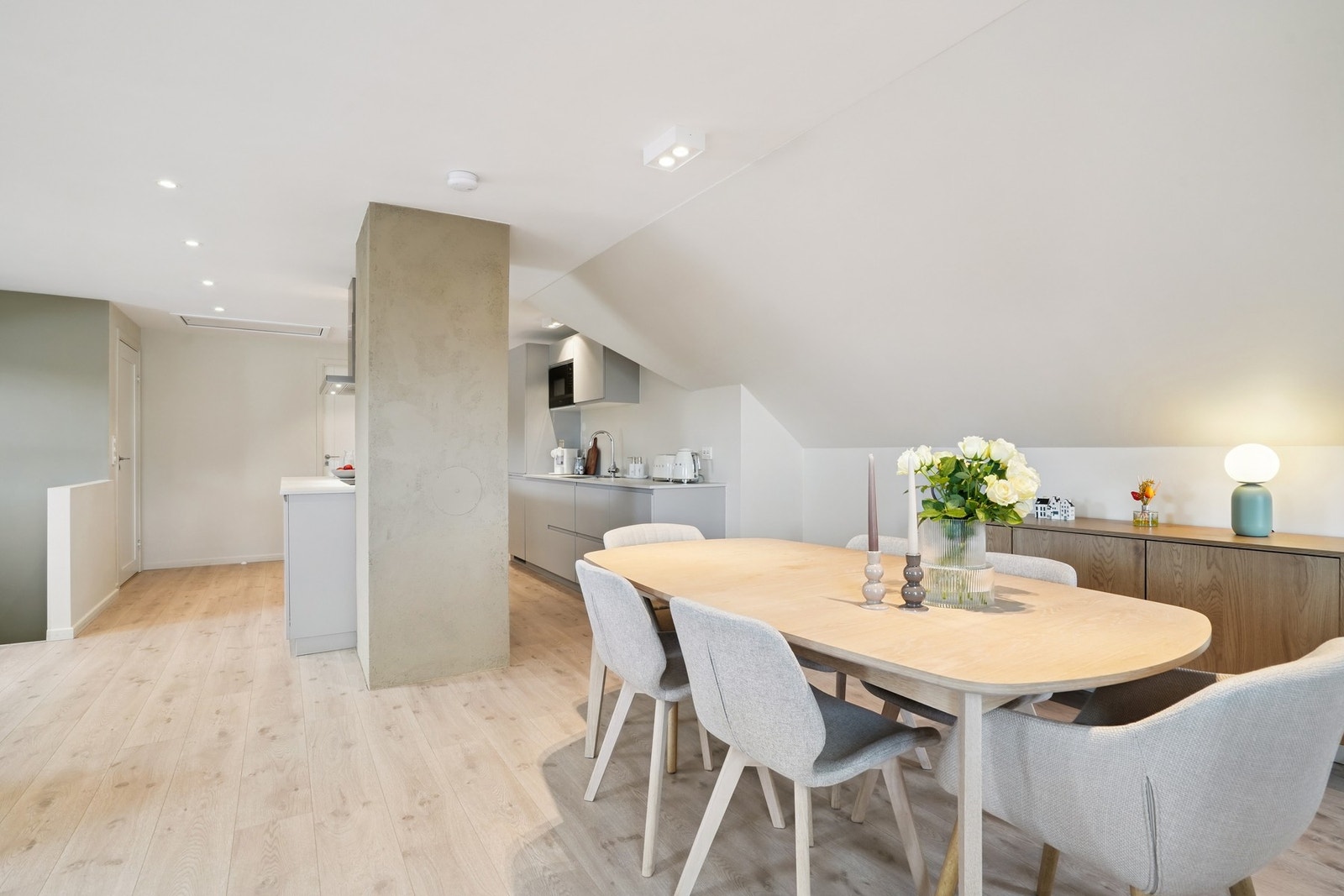 God plass til spiseavdeling i hjørnet av stuen. Galleribilde