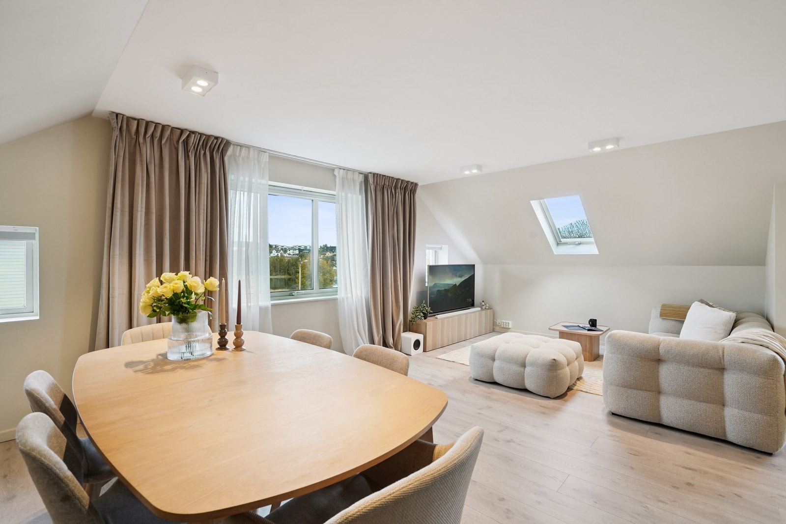 Romslig stue med gode møbleringsmuligheter. Galleribilde