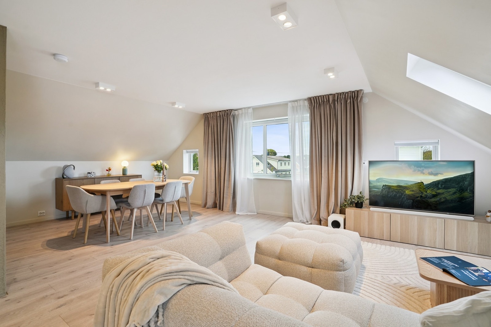 EIE eiendomsmegling har gleden av å presentere Vasstrandvegen 22! En moderne og lekker bolig, oppgradert i 2020. Galleribilde