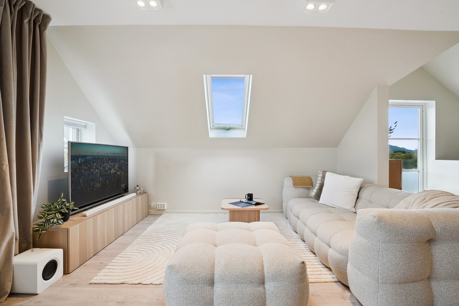 Boligen har gjennomgående moderne fargevalg og god standard. Galleribilde