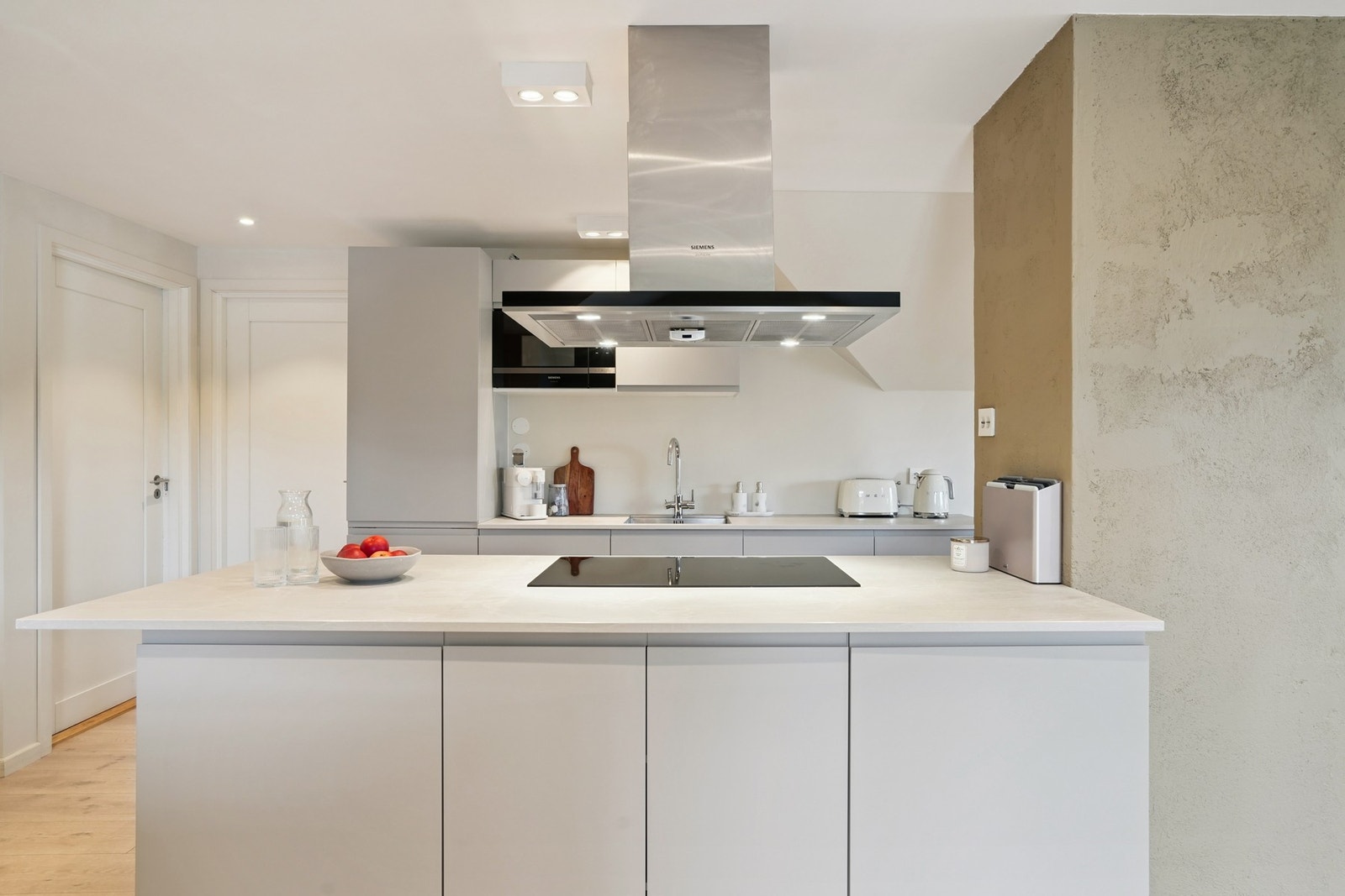 Praktisk utforming av kjøkkenet. Vannrør av typen rør-i-rør system. Galleribilde