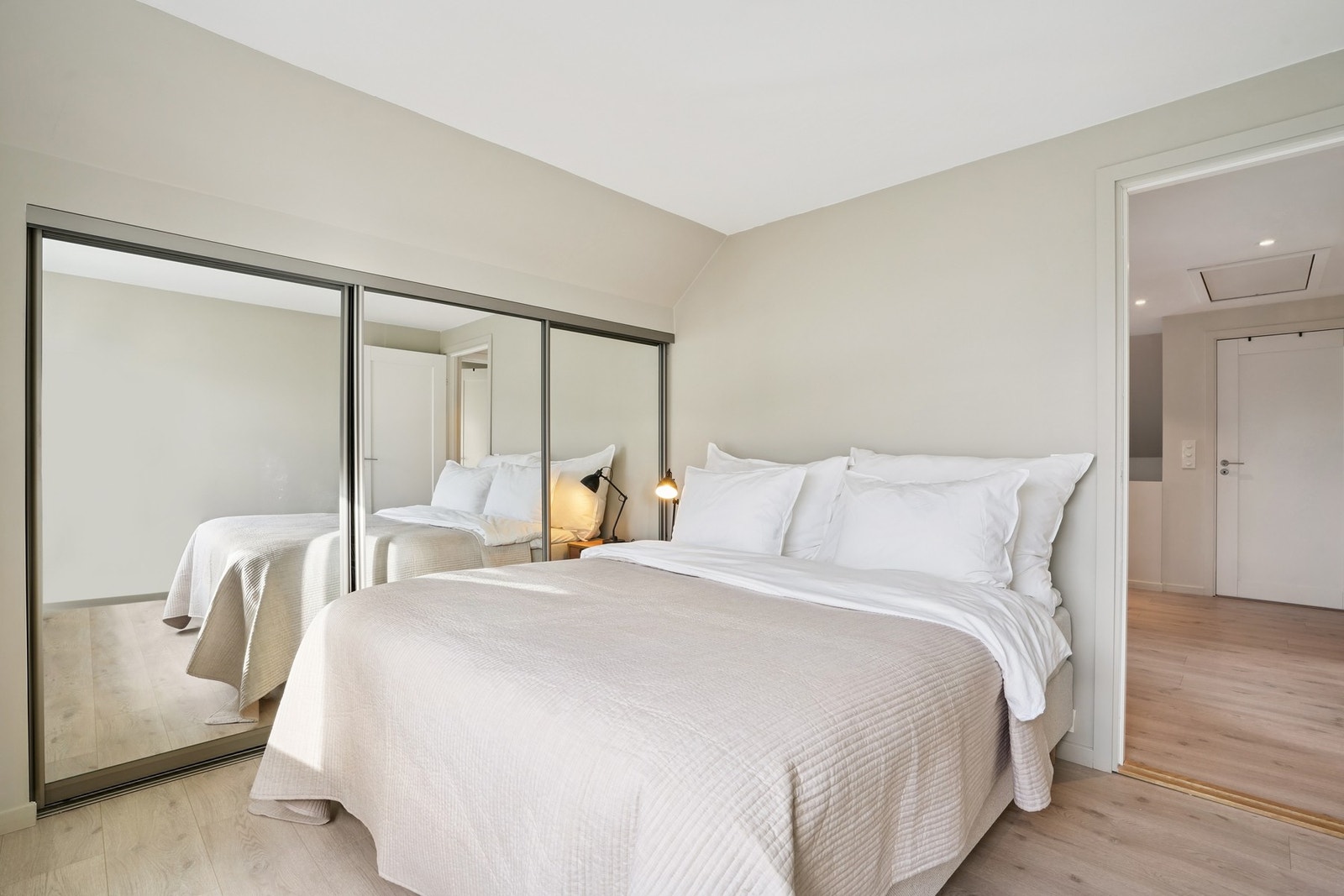 Boligen har 3 soverom. Her avbildet er hovedsoverommet som er av god størrelse med et stort garderobeskap. Galleribilde