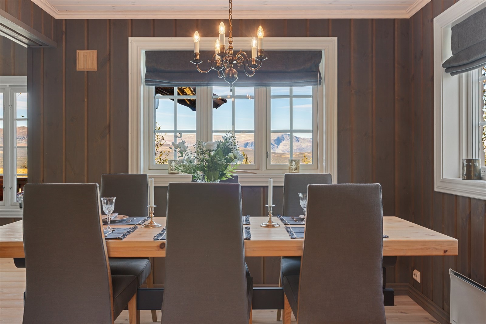 Spisestuen ligger i naturlig tilknytning til kjøkken. Galleribilde