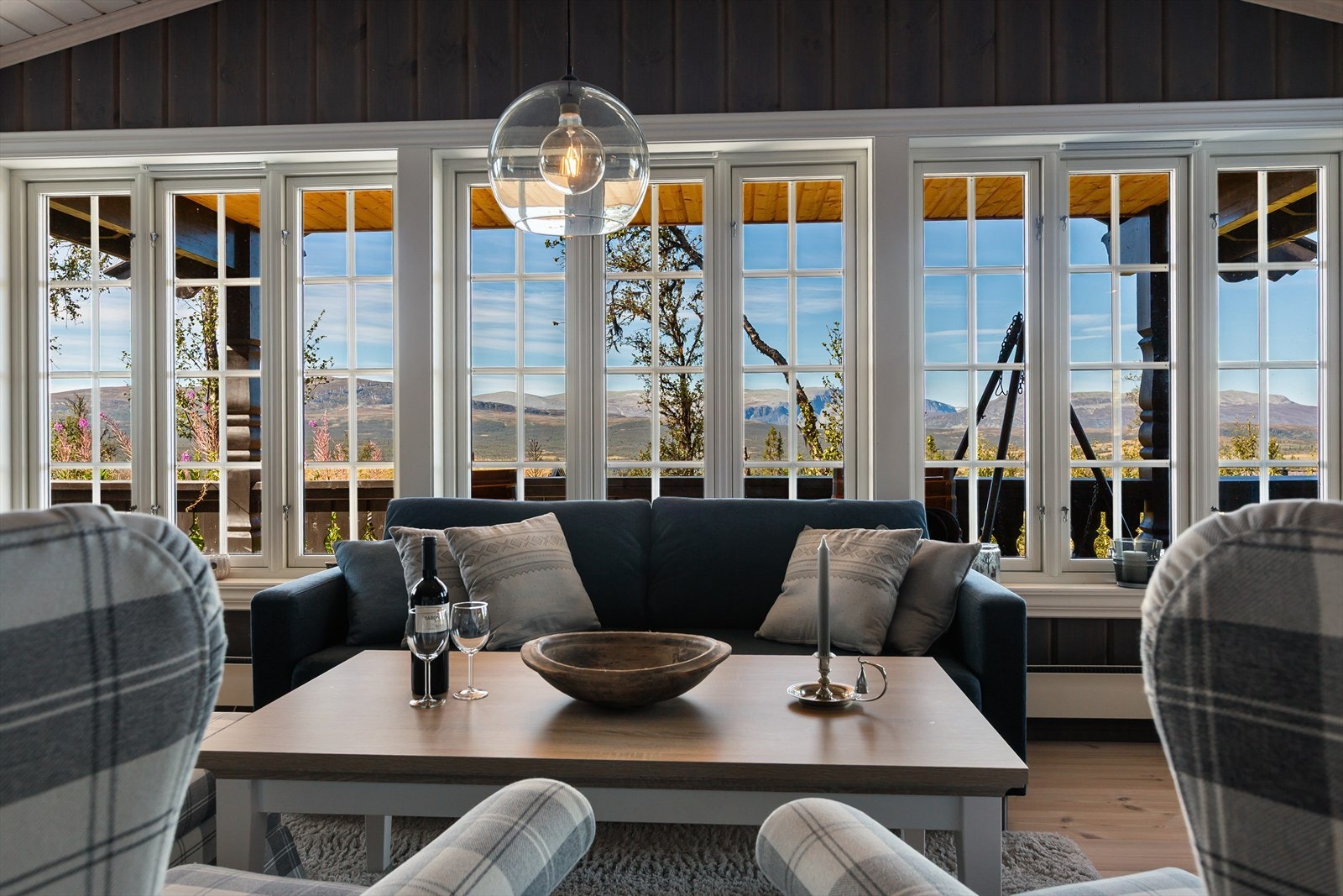 De store vindusflatene slipper inn godt med naturlig lys, og rammer inn den flotte utsikten. Galleribilde