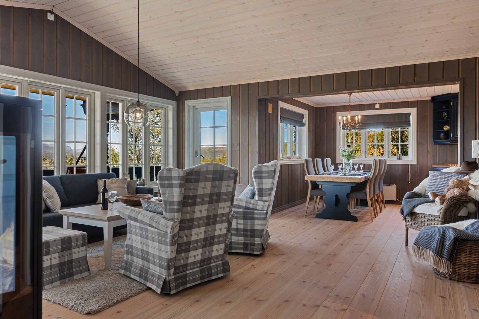 Kjempekoselig stue med åpen løsning inn mot spisestue og kjøkken. Galleribilde