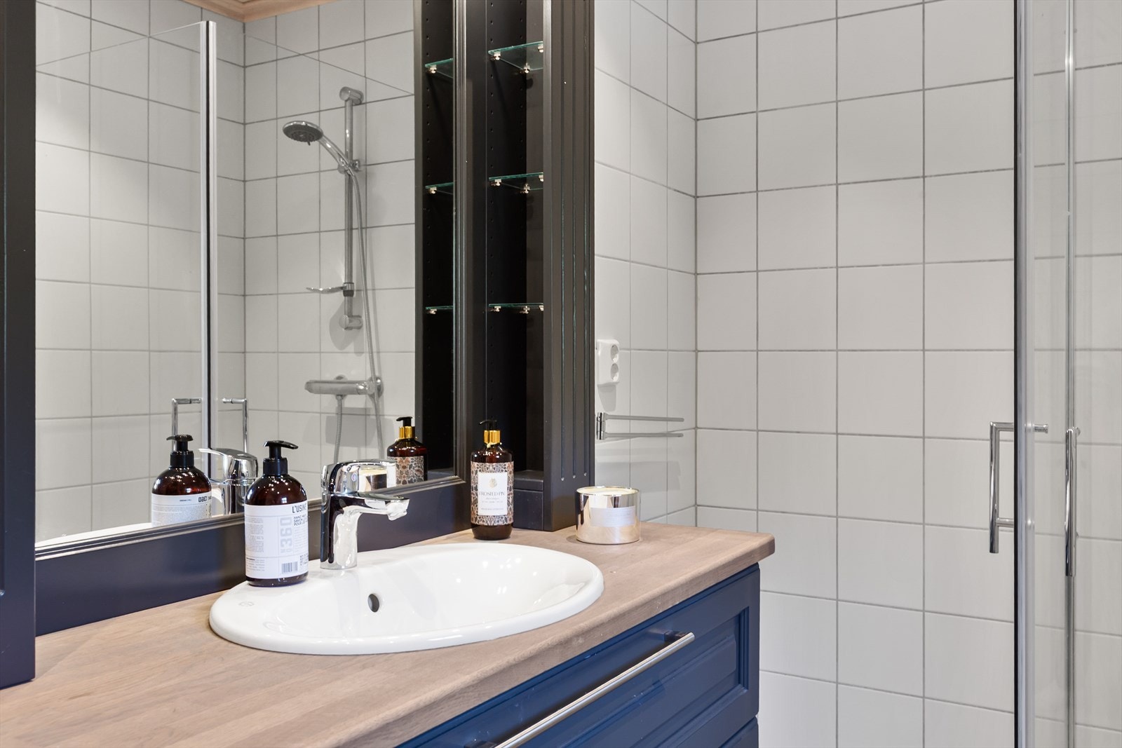 Badet har flislagte overflater. Galleribilde