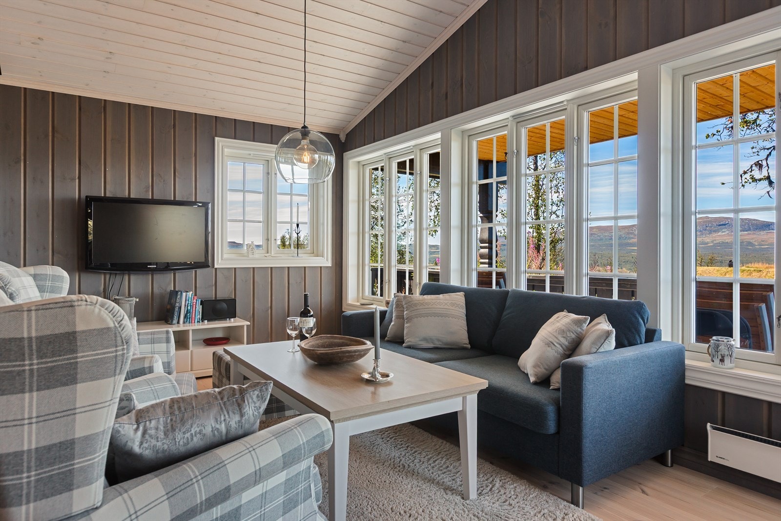 Den gode takhøyden gir sammen med alle vindusflatene en god og luftig romfølelse. Galleribilde