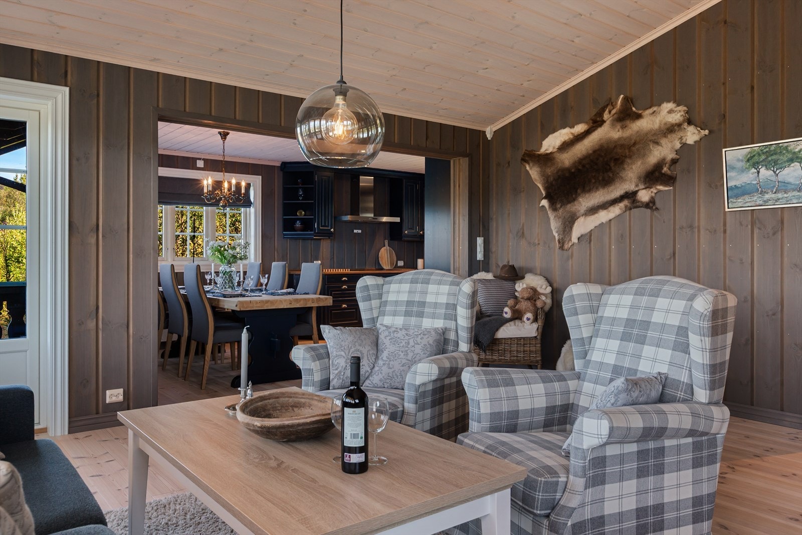 Lune fargevalg med beiset panel på vegg og i himling. Galleribilde