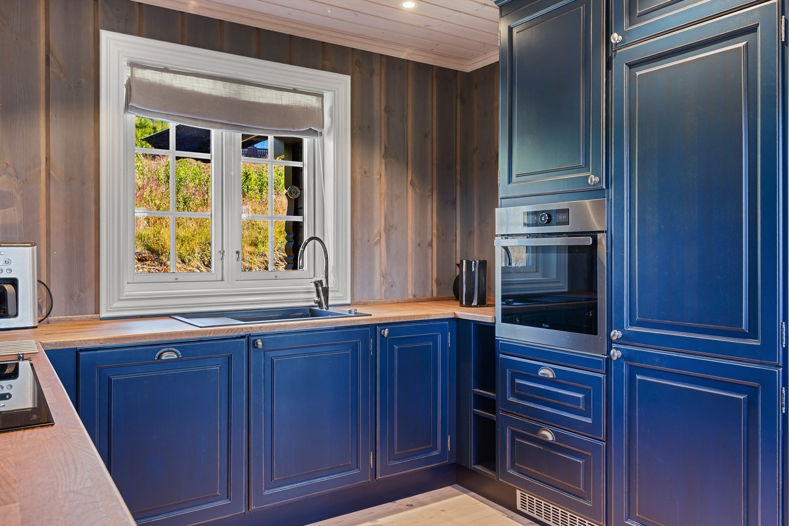 Nedfelt oppvaskkum i heltre benkeplate. Galleribilde