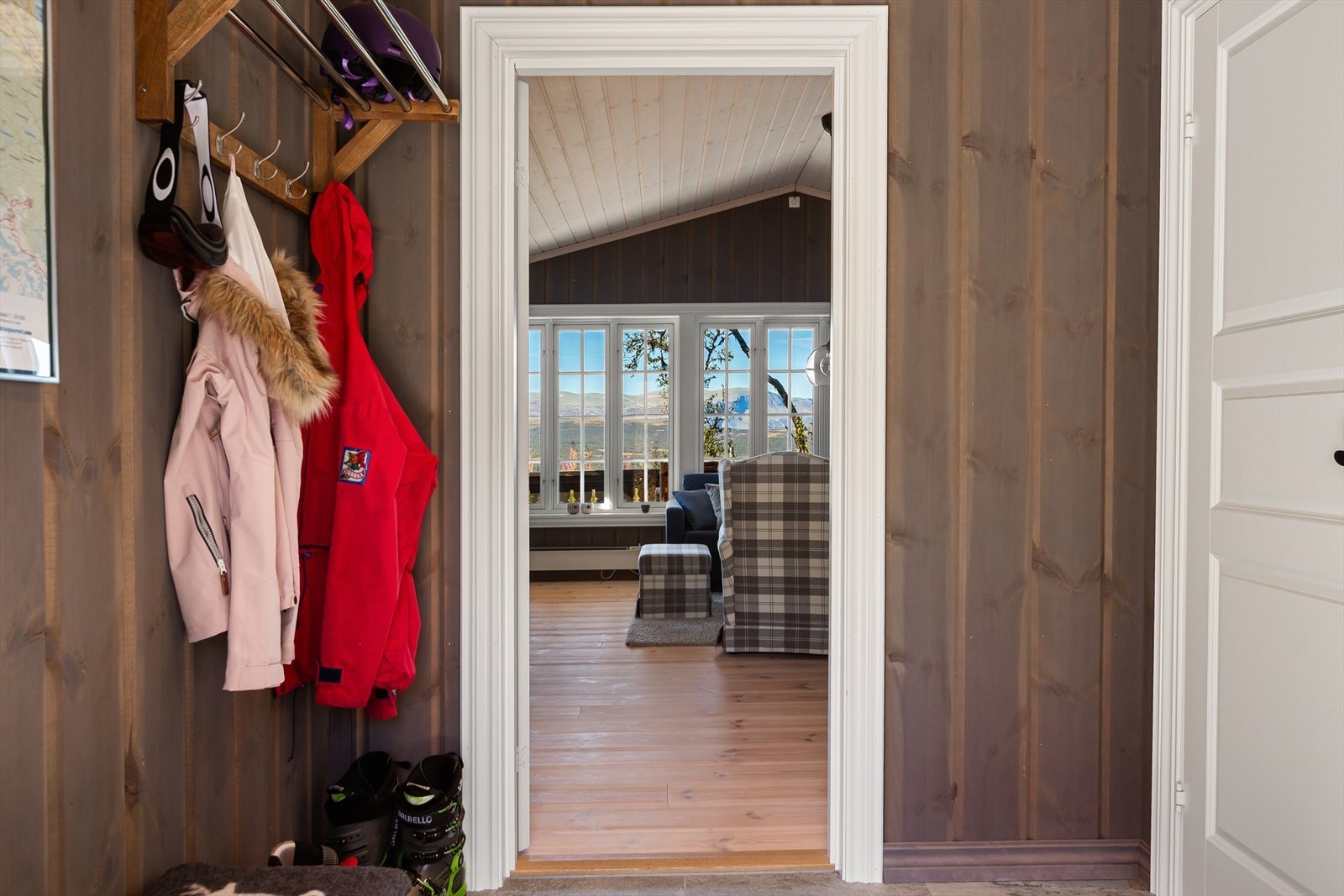 Velkommen inn! Gang med plass for å henge fra seg yttertøyet. Galleribilde