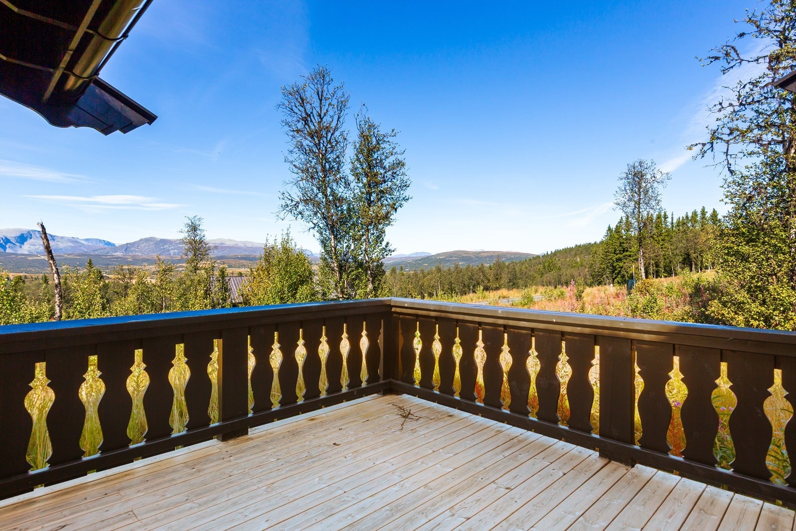 Nydelig utsikt mot vestfjella og inn i Jotunheimen. Galleribilde
