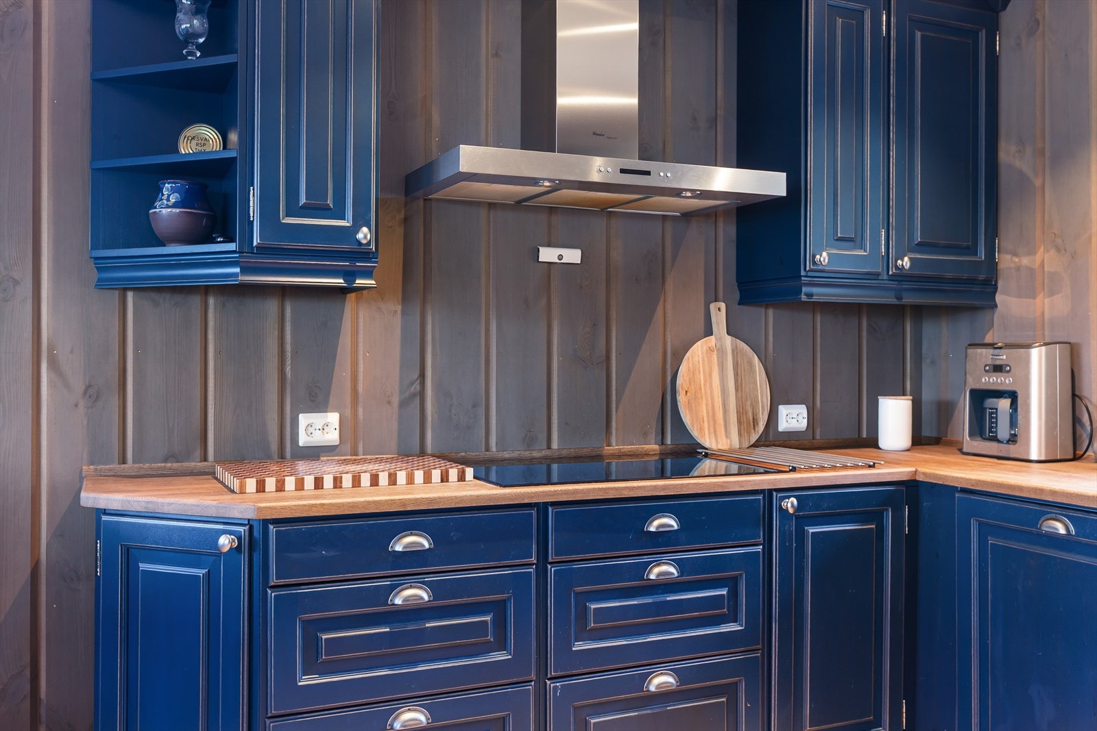 Integrerte hvitevarer som platetopp og komfyr, oppvaskmaskin og kjøl-/fryseskap. Galleribilde