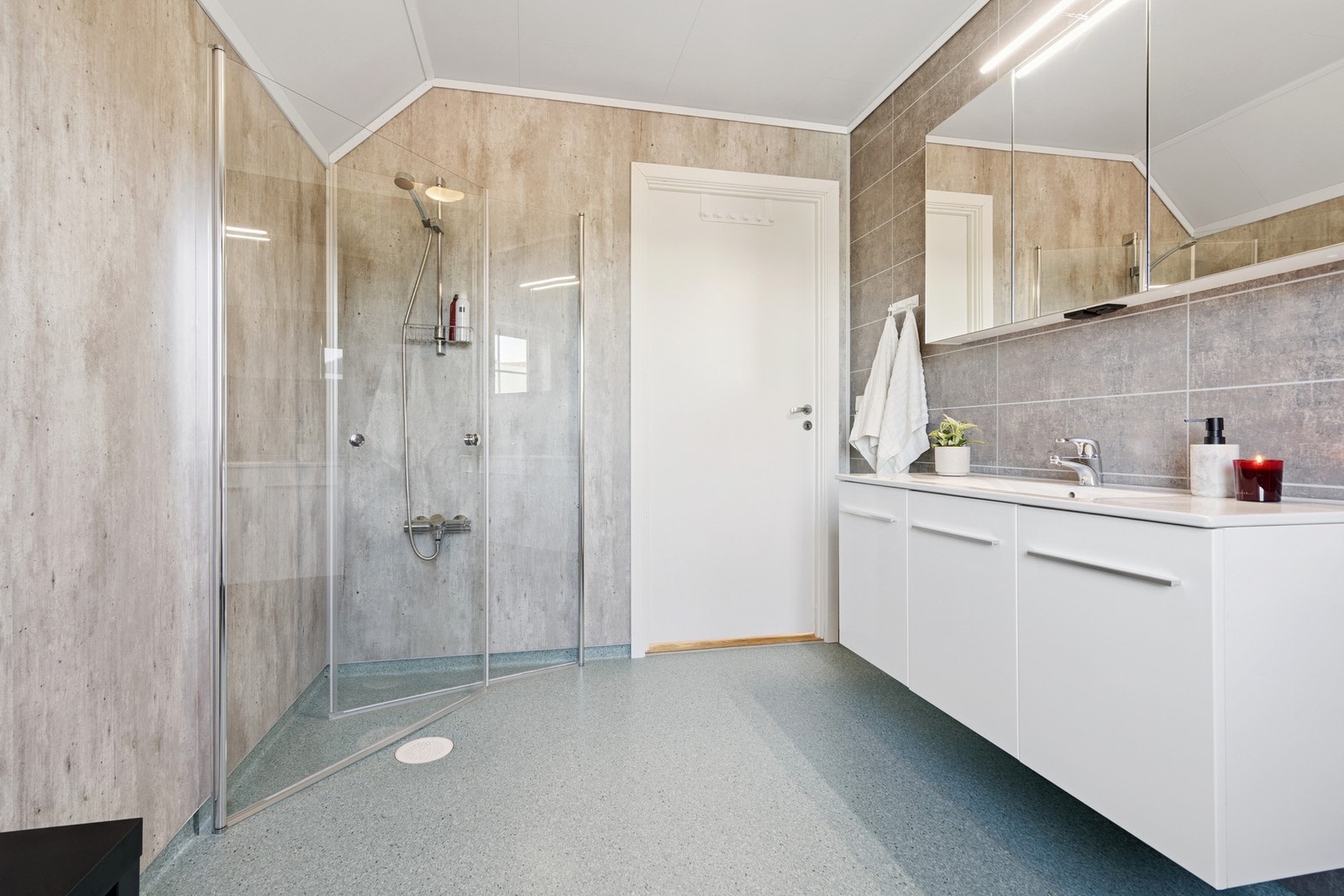 Bad loftetasje Galleribilde