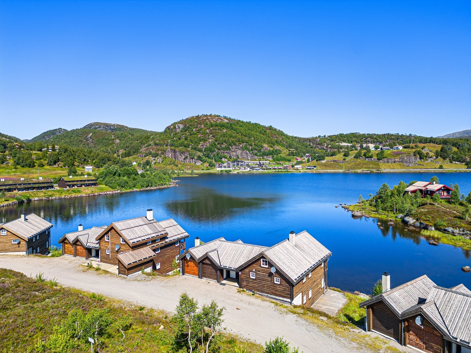 Om sommeren er det bademuligheter i Sinnesvatnet og flotte turveier både i retning Haugen og i området rundt Tjørhomfjellet. Galleribilde