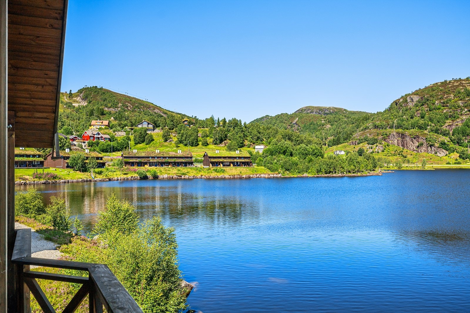 Umiddelbar tilgang til oppkjørte skiløyper i Furåsen somt tar deg videre til hele løypenettet i området. Kort vei til Ålsheia og Tjørhomfjellet. Gangavstand til Sinnes Fjellstue og matbutikken GPJoker. Galleribilde