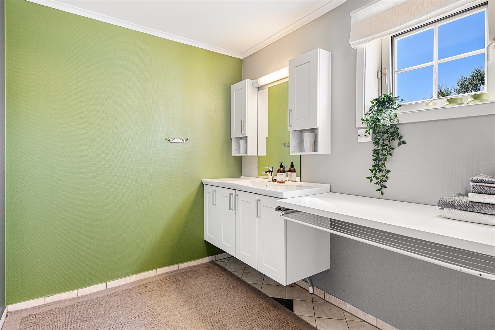 Tørkeplass under praktisk benk. Galleribilde