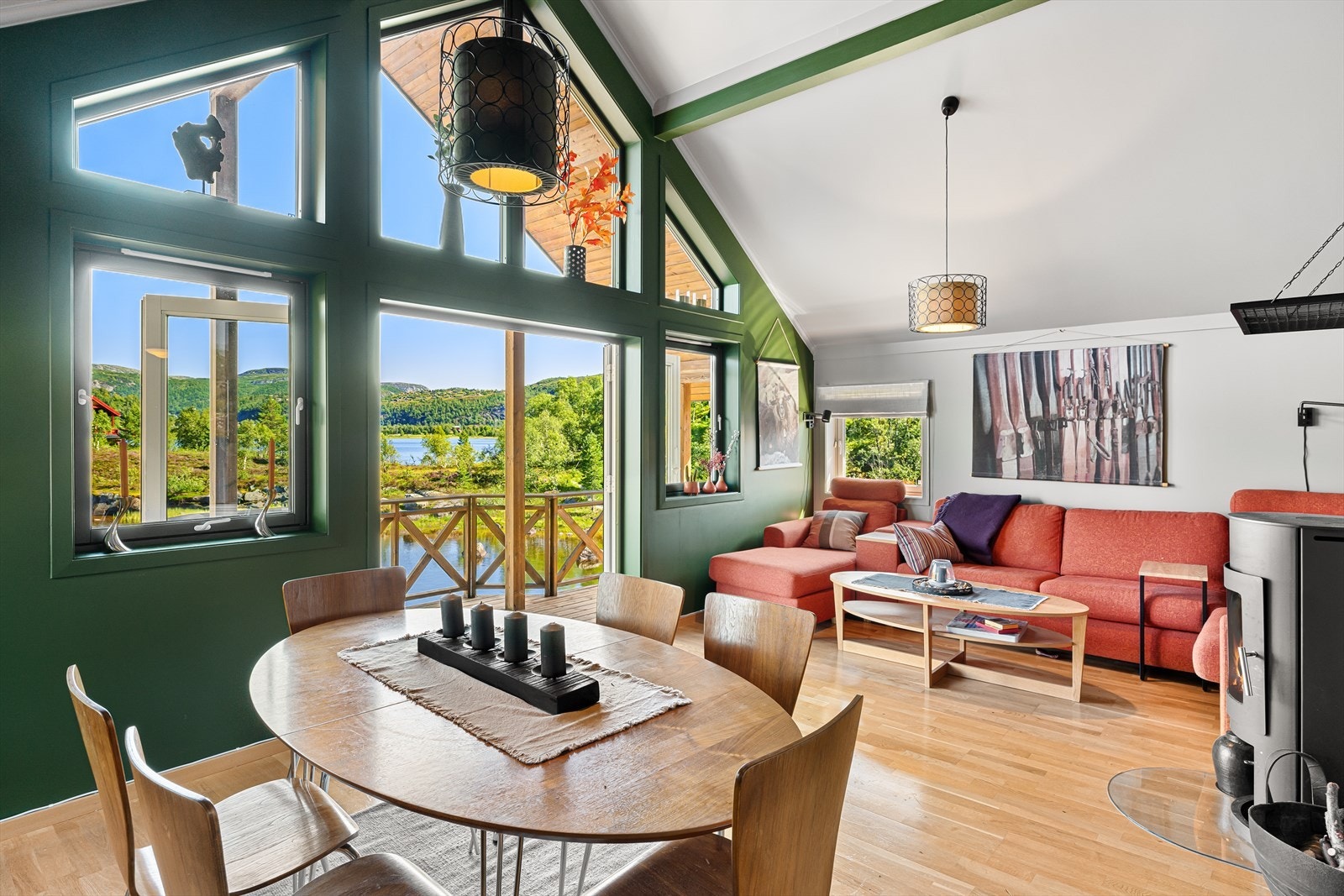 Fra stua er det dobbel dør ut til overbygget balkong Galleribilde