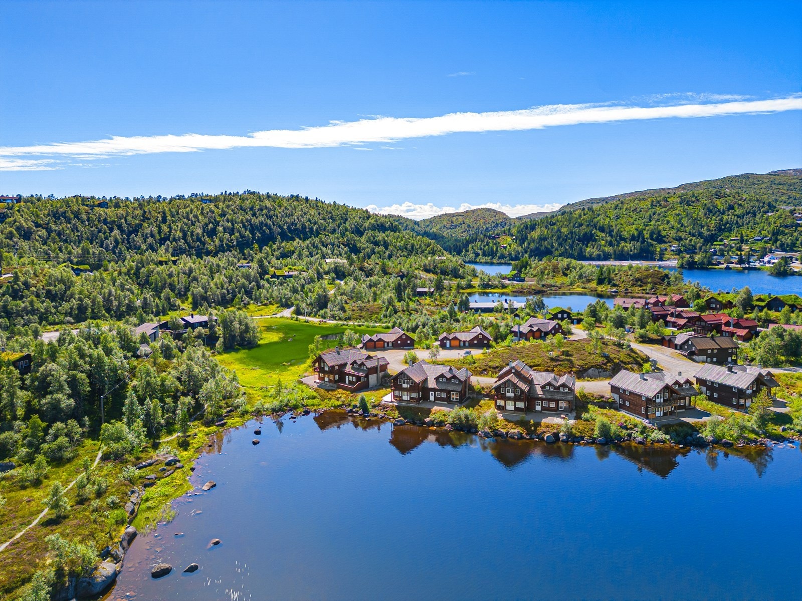 Leiligheten ligger i rolige og skjermede omgivelser midt i smørøyet på Sinnes med nydelig utsikt over Sinnesvatn Galleribilde