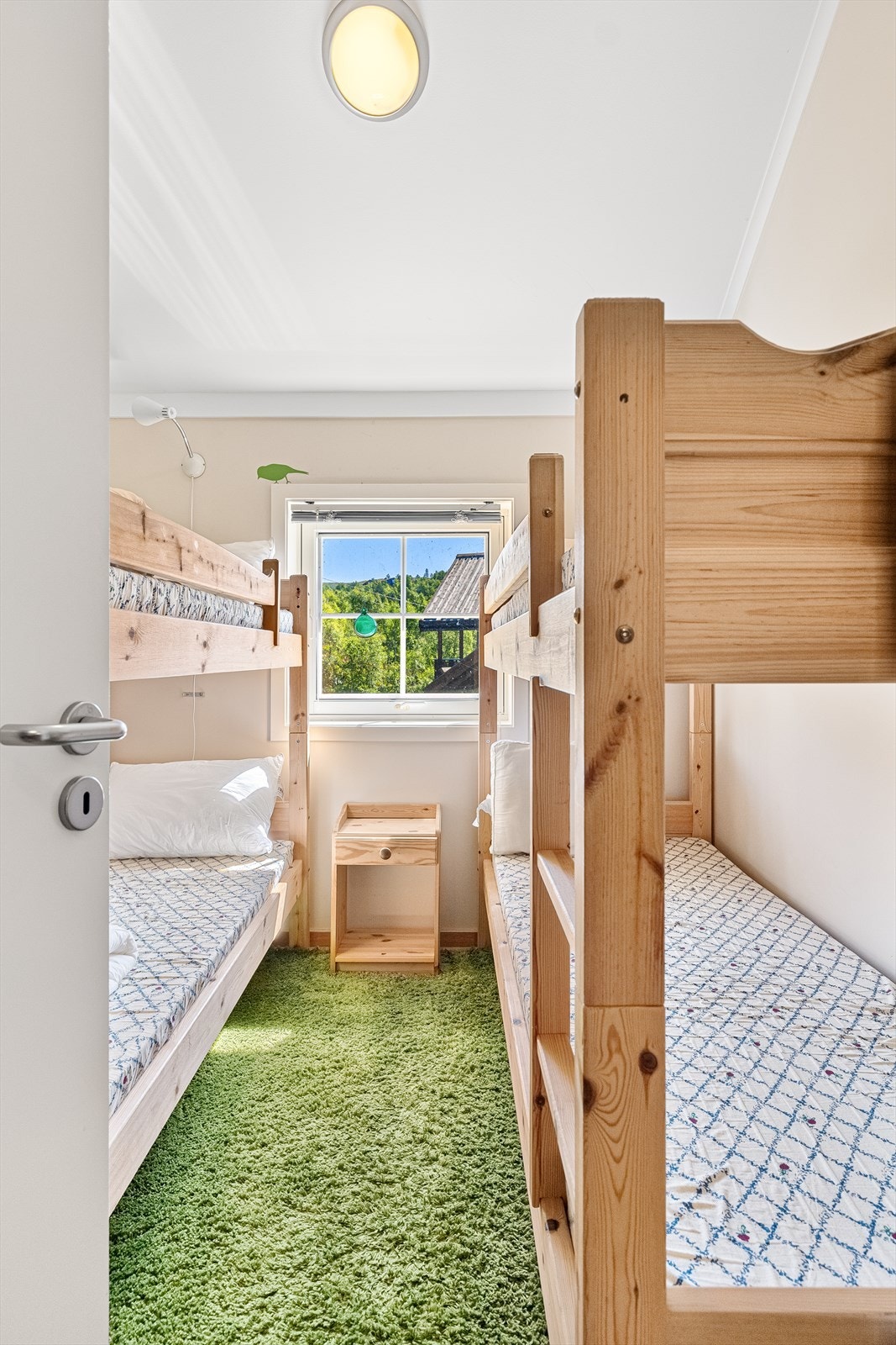 To soverom i etasjen, det ene soverommet er innredet med to køyesenger og har totalt 4 sengeplasser. Galleribilde