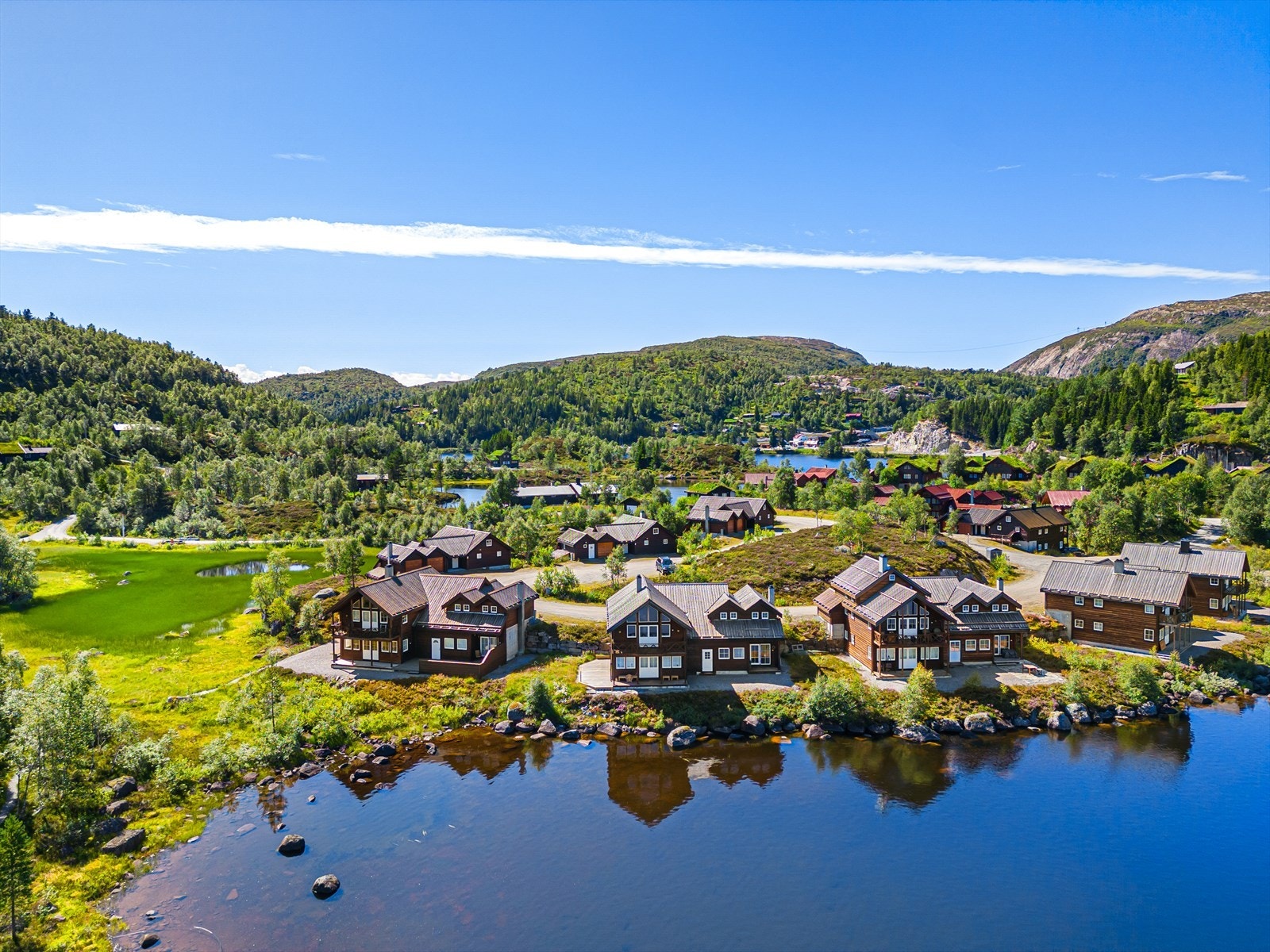 Bilvei helt fram med parkering i garasje. Dette er et meget bra utgangspunkt for fine turer året rundt! Galleribilde