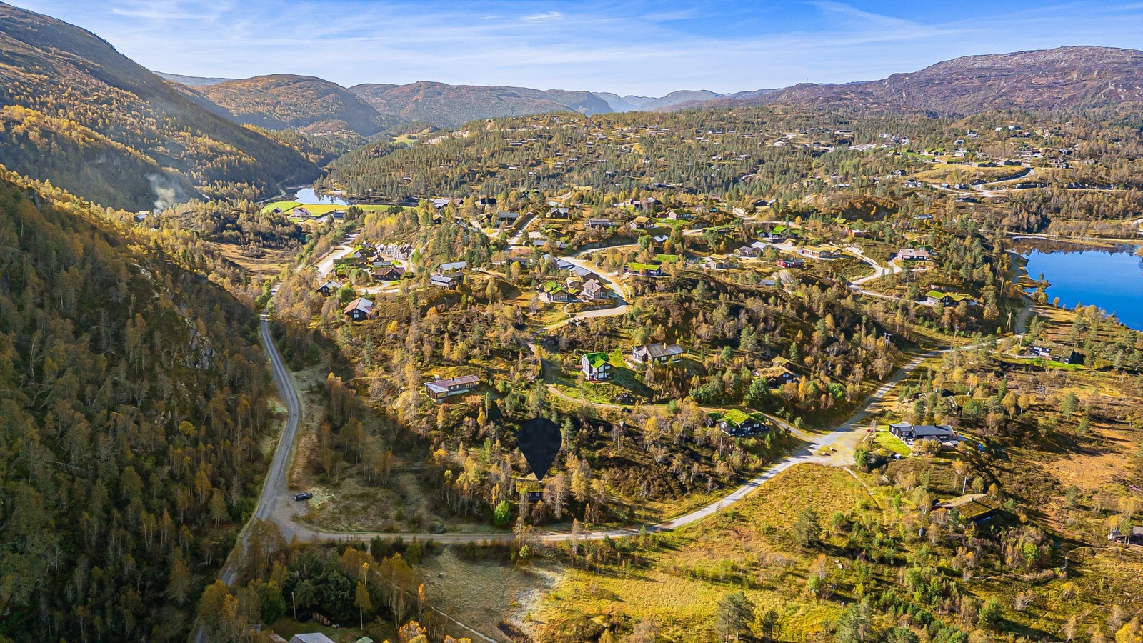 Hytta har en stor tomt på hele ca 3,5 mål. Galleribilde