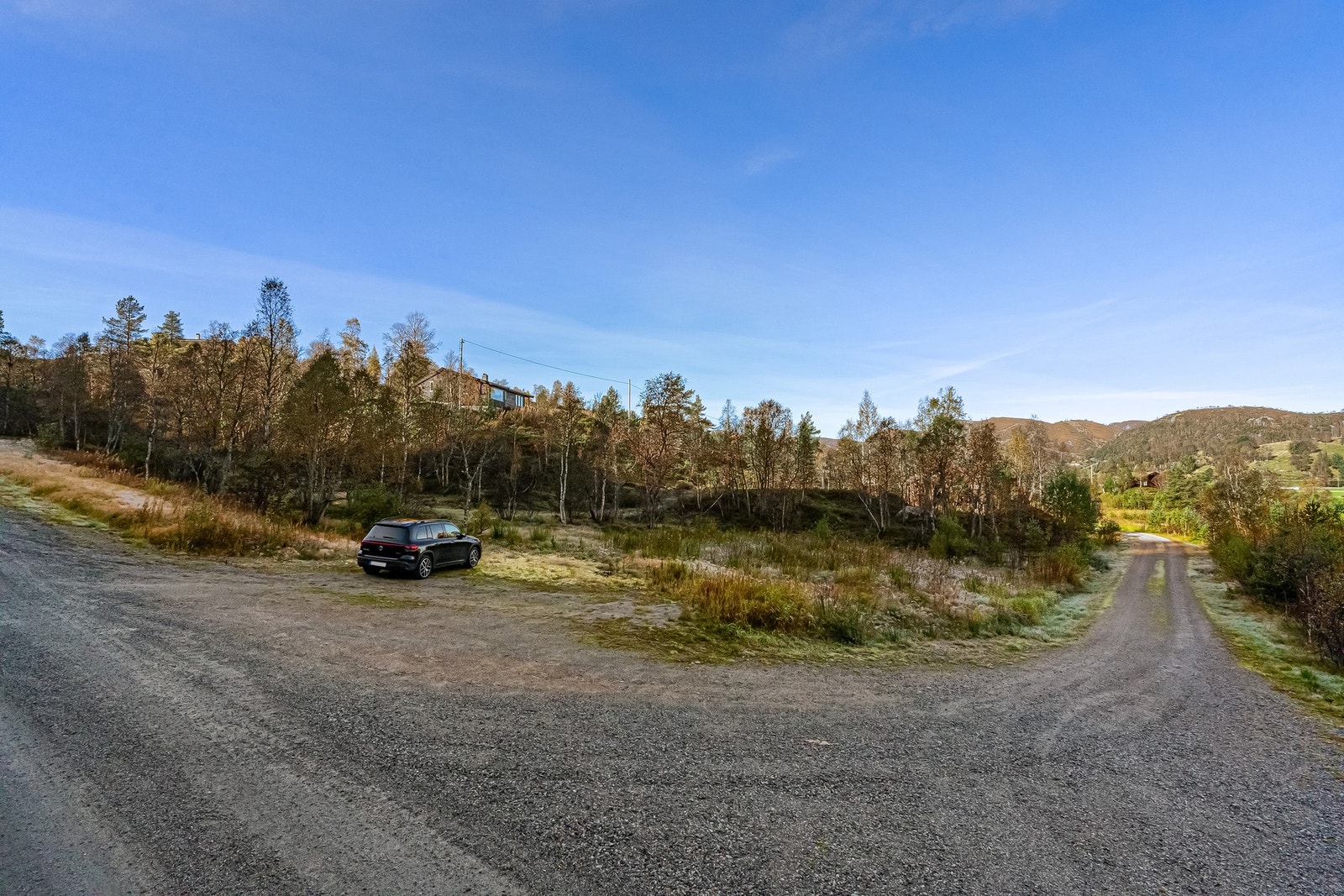 Parkeringsplass på sommerstid. Galleribilde