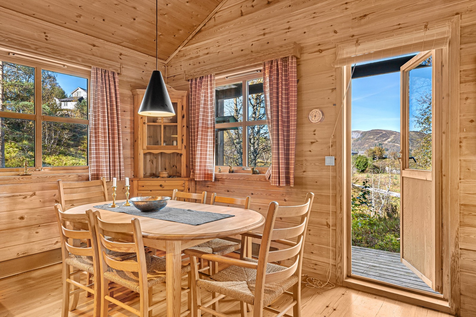 Stue/spisestue med direkte utgang til terrasse. Galleribilde