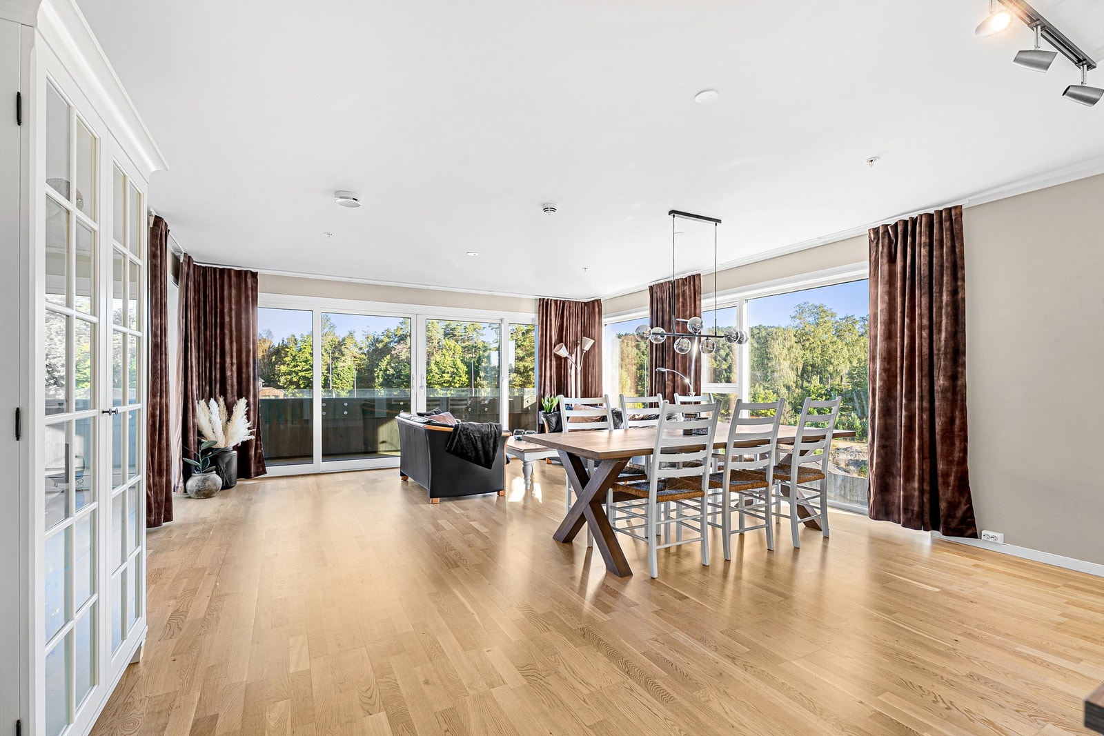 Åpen og sosial stue med god plass til spisestueplass og sofagruppe Galleribilde