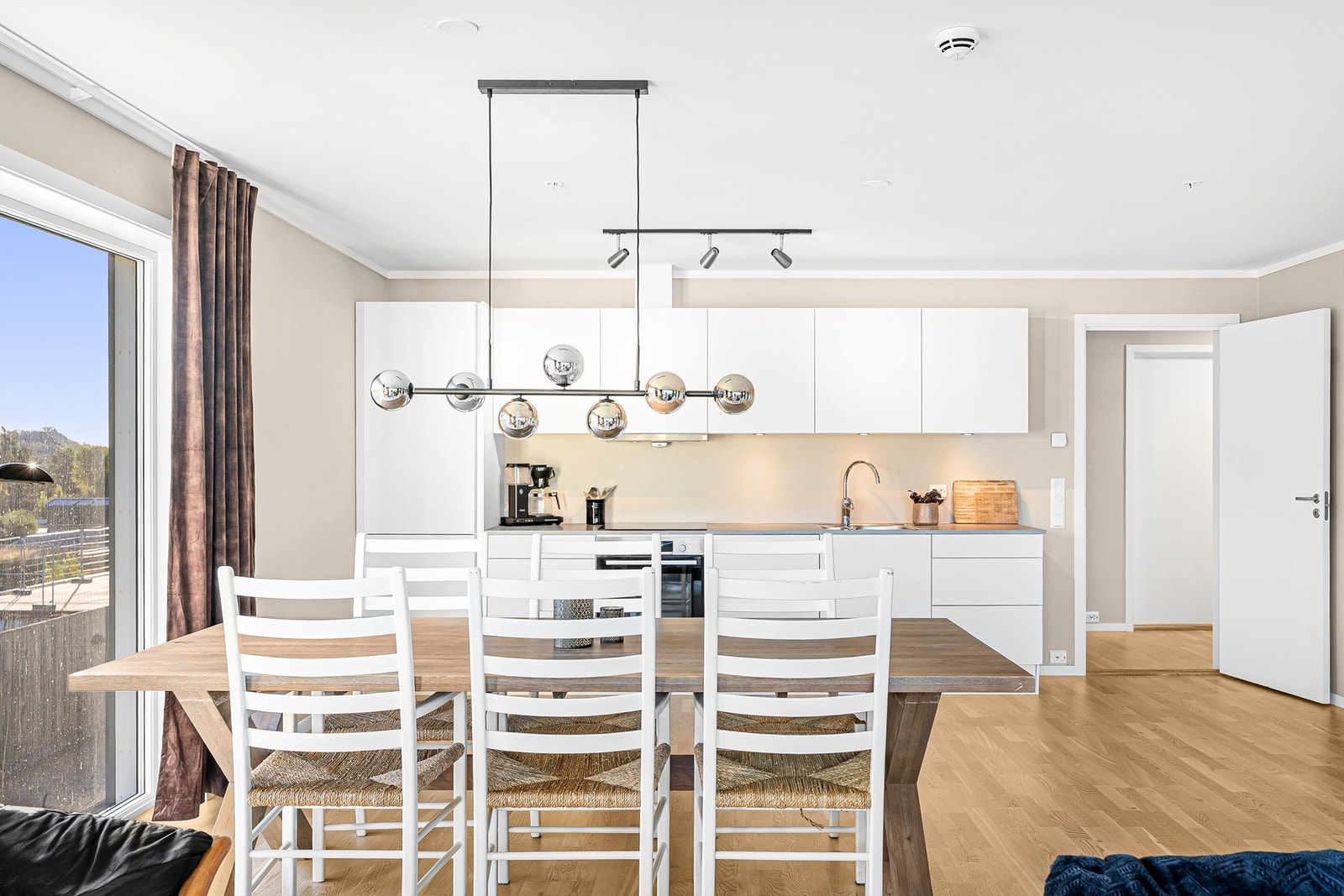 Plass til stor spisegruppe Galleribilde