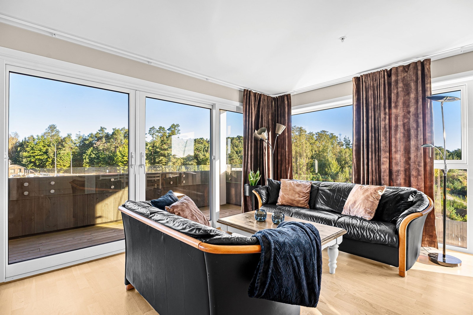 Lys og innbydende stue med store vindusflater og skyvedør til stor uteplass Galleribilde