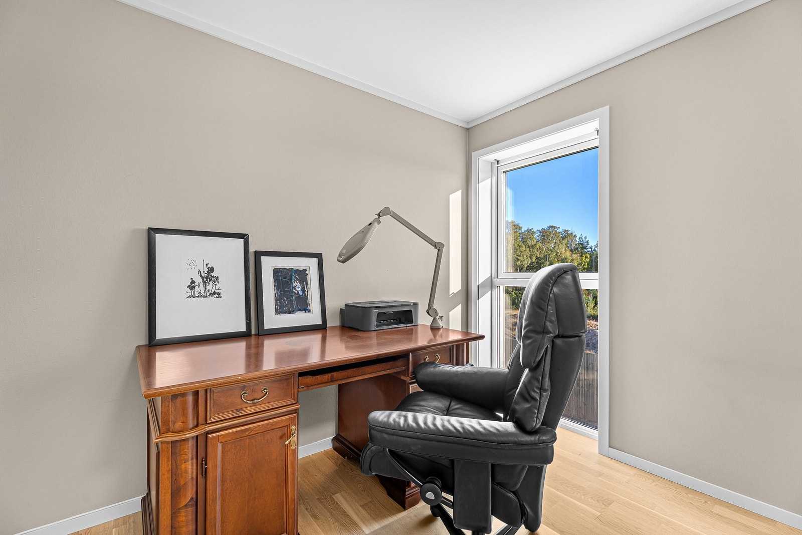 Stort vindu som slipper inn fint lys Galleribilde