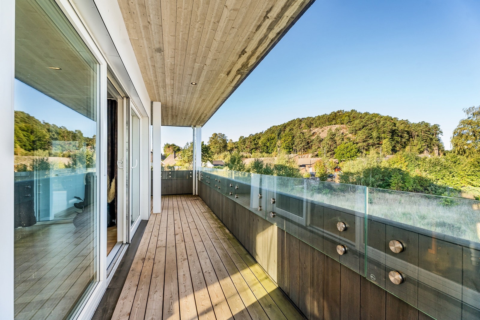 Utsikt mot grønne og hyggelige omgivelser Galleribilde