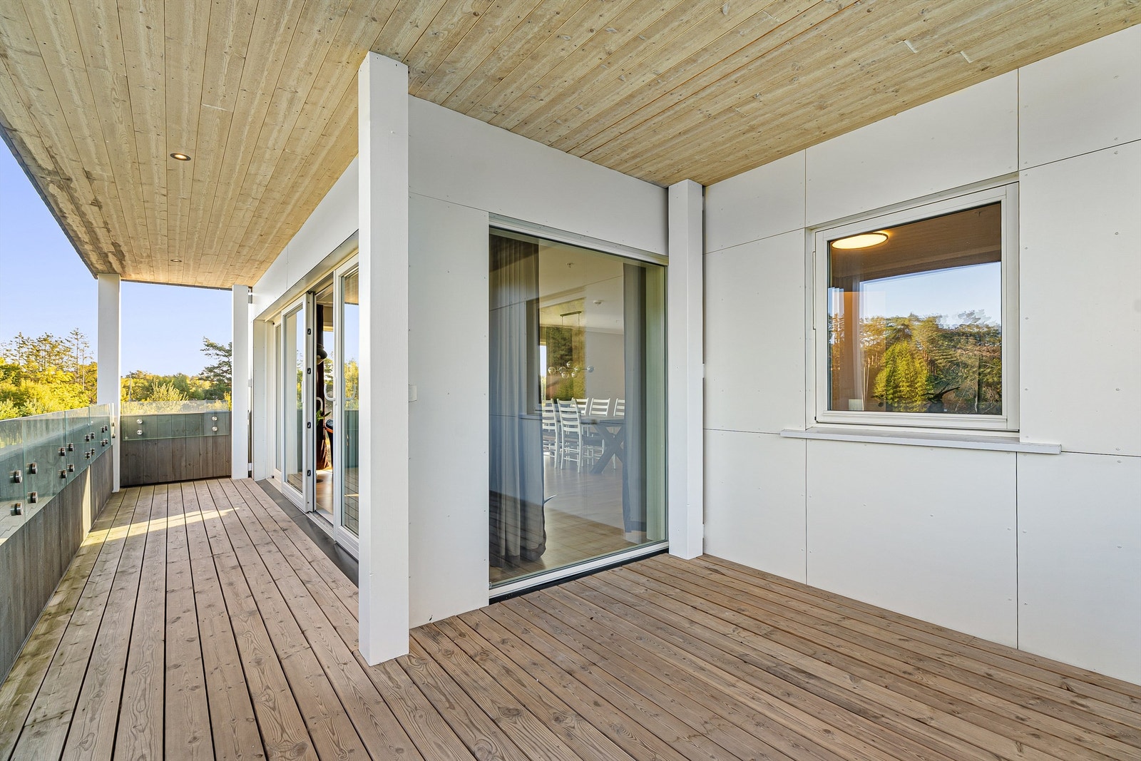 Praktisk overbygd veranda hvor du slipper å bekymre deg for regn, vind og snø Galleribilde