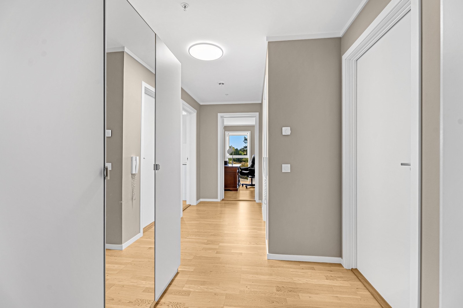 Gang med god garderobeplass Galleribilde